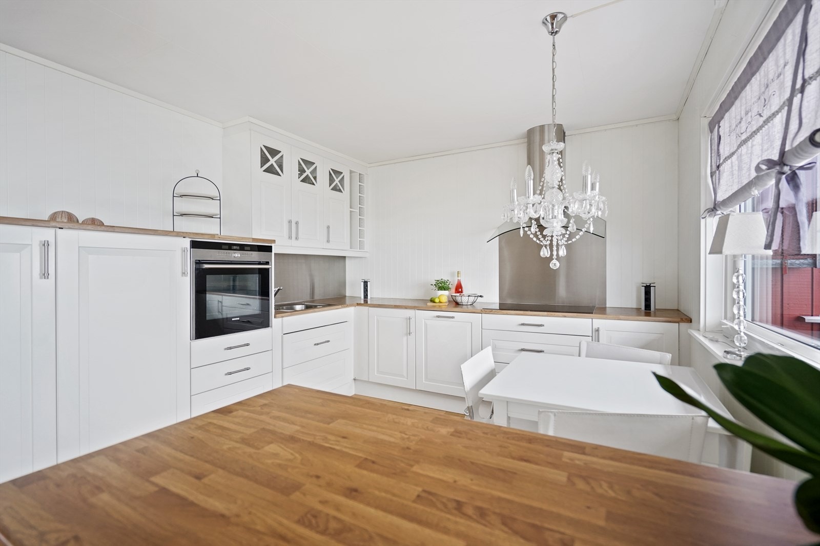 Kjøkkenet er utstyrt med kjøleskap, oppvaskmaskin, platetopp og stekeovn. Det er ventilator med avtrekk ut. Galleribilde