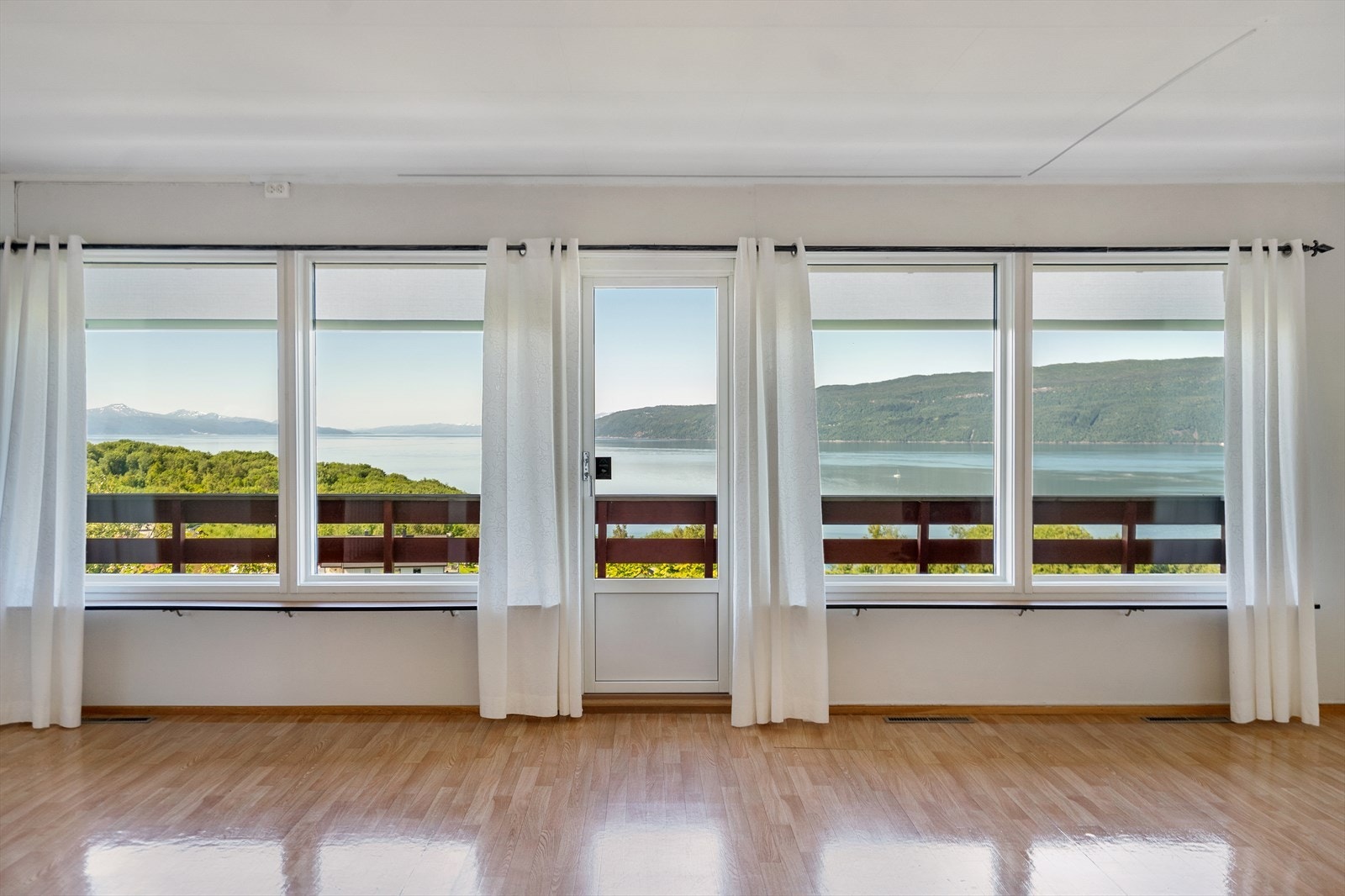 Fra stuen er det ei praktfull utsikt utover Ofotfjorden Galleribilde