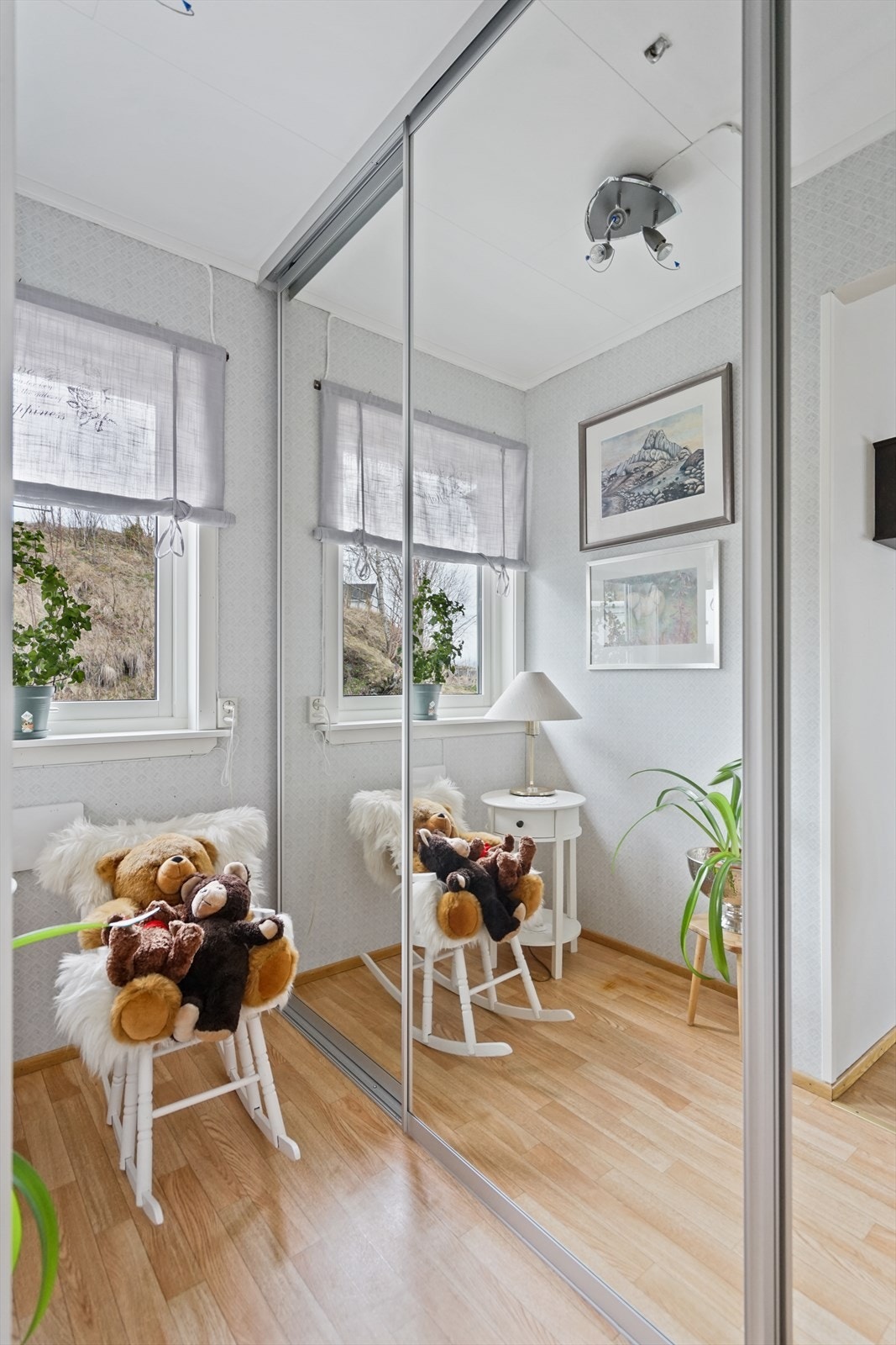 Skyvdørsgarderobe i entré gir god plass til oppbevaring Galleribilde