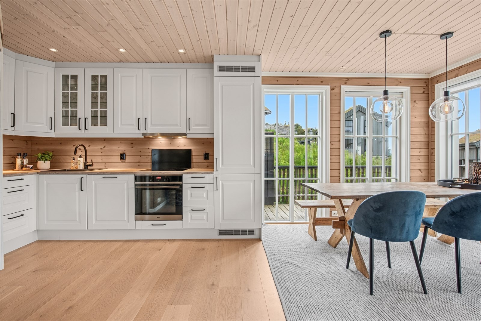 Lyst og moderne kjøkken med rikelig naturlig lys og flott utsyn. Galleribilde