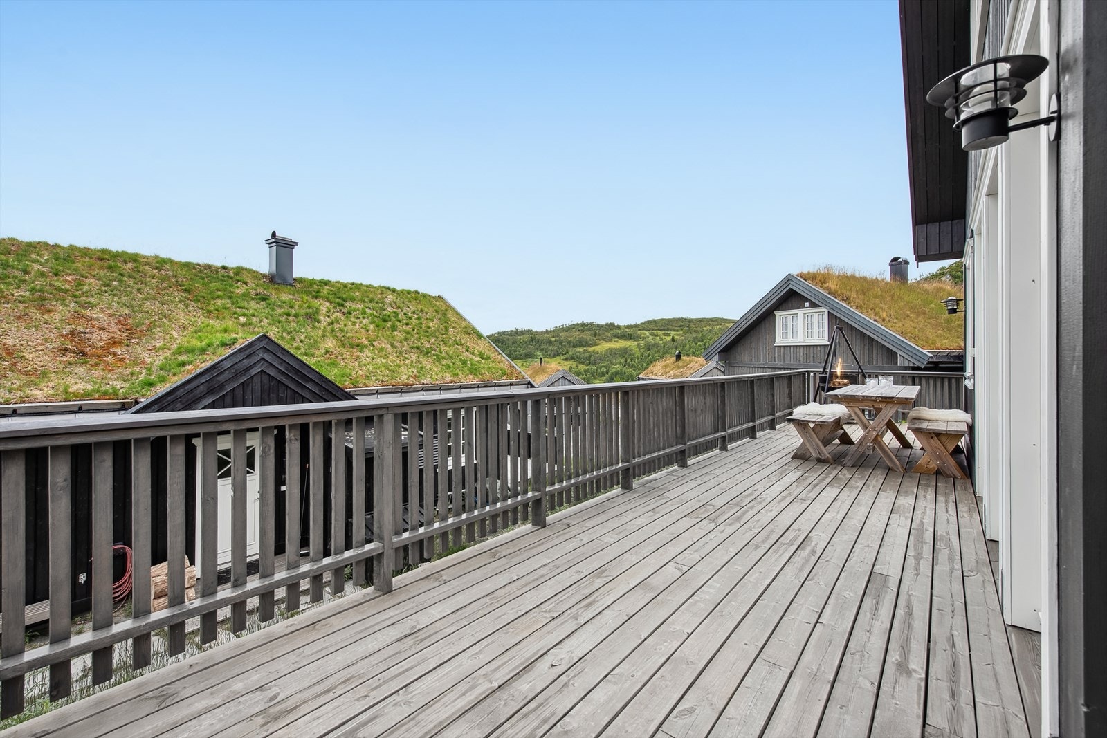 Deilig, stor veranda hvor du kan sitte usjenert og nyte solen. Eiendommen har hytte i fremkant som gjør eiendommen usjenert og flott utsikt på sidene. Galleribilde