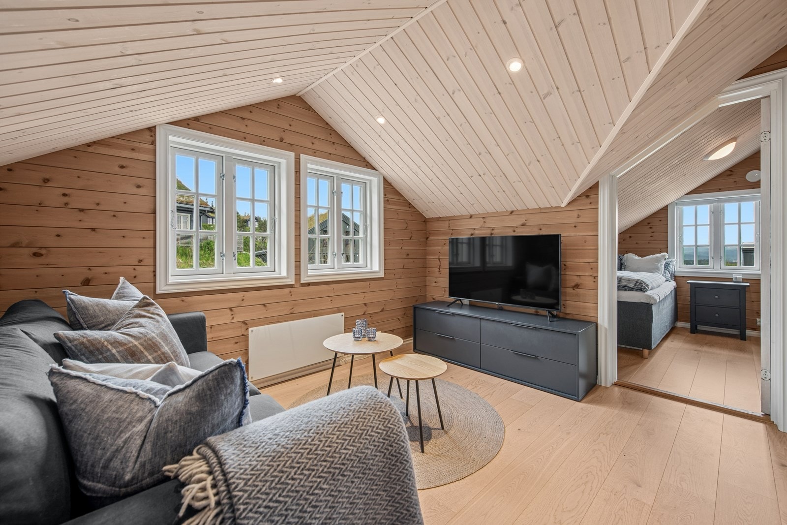 Hytta har en fenomenal andre etasje - med takløft får du en stor og deilig loftstue. Galleribilde