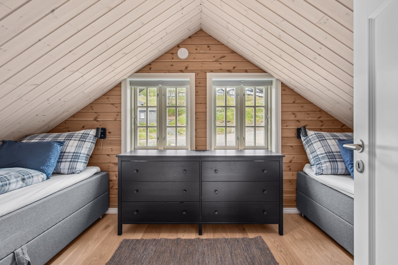 I denne etasjen har du hele tre soverom, alle av god størrelse - med plass til både senger og garderobe. Galleribilde