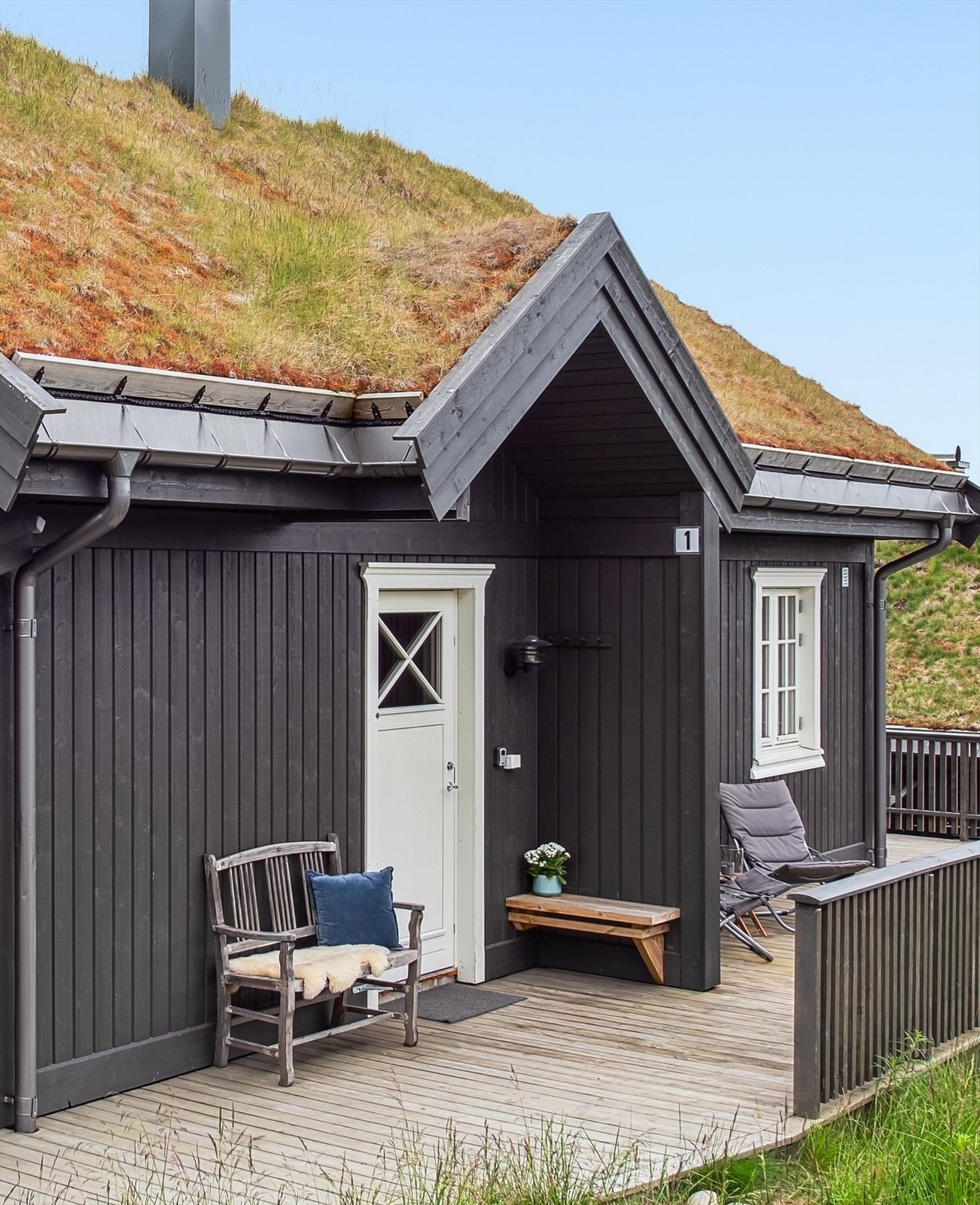 Overbygd og innbydende inngangsparti - gir ly for vær og vind, og ønsker deg velkommen inn! Galleribilde