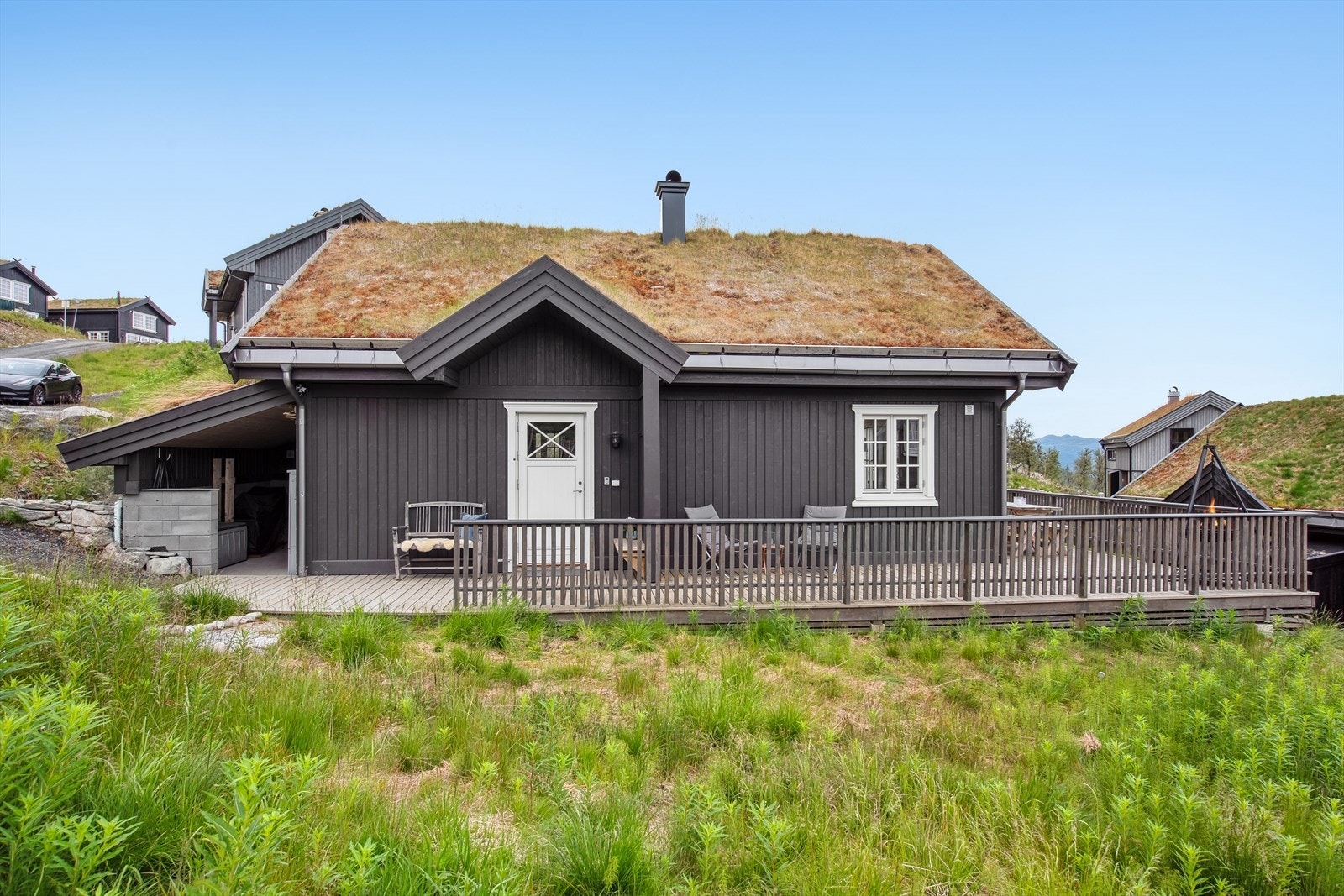 Dette er en flott hytte som har det lille ekstra . Den skiller seg ut med svært god bod- og oppbevaringsplass - noe som er helt nødvendig for et aktivt fjelliv med ski og annet turutstyr. Galleribilde