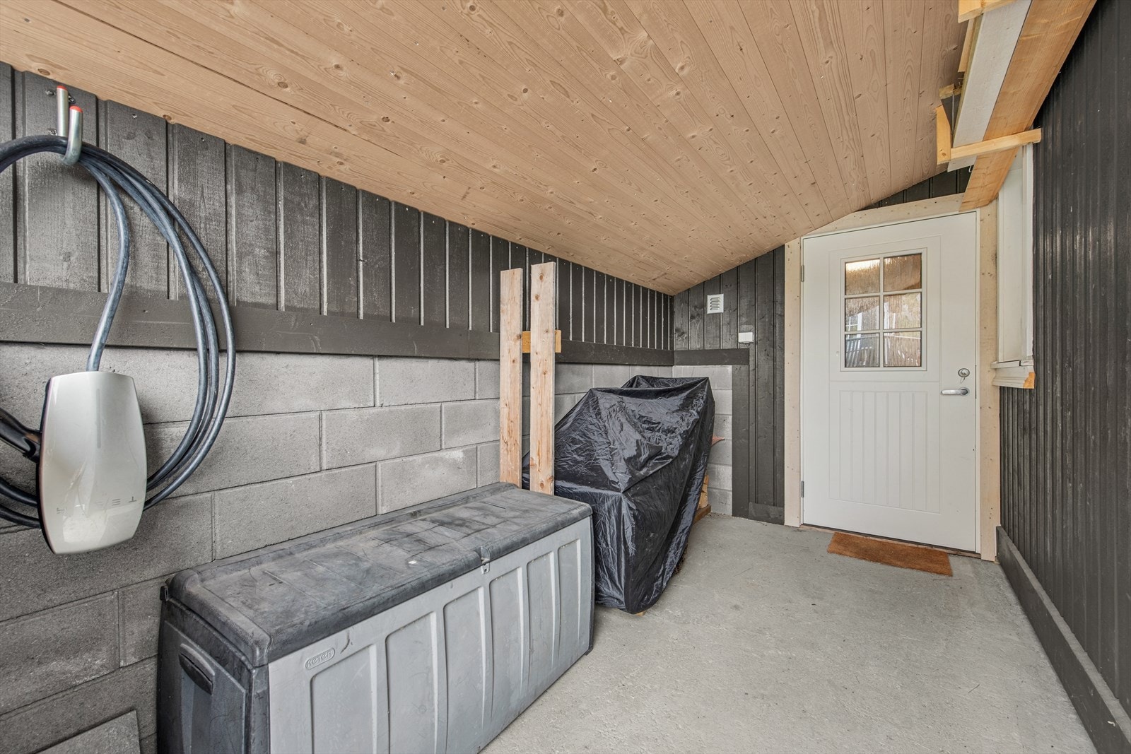 Her er det godt med lagringsplass - og også elbillader. Døren innenfor går rett inn i en isolert bod. Galleribilde