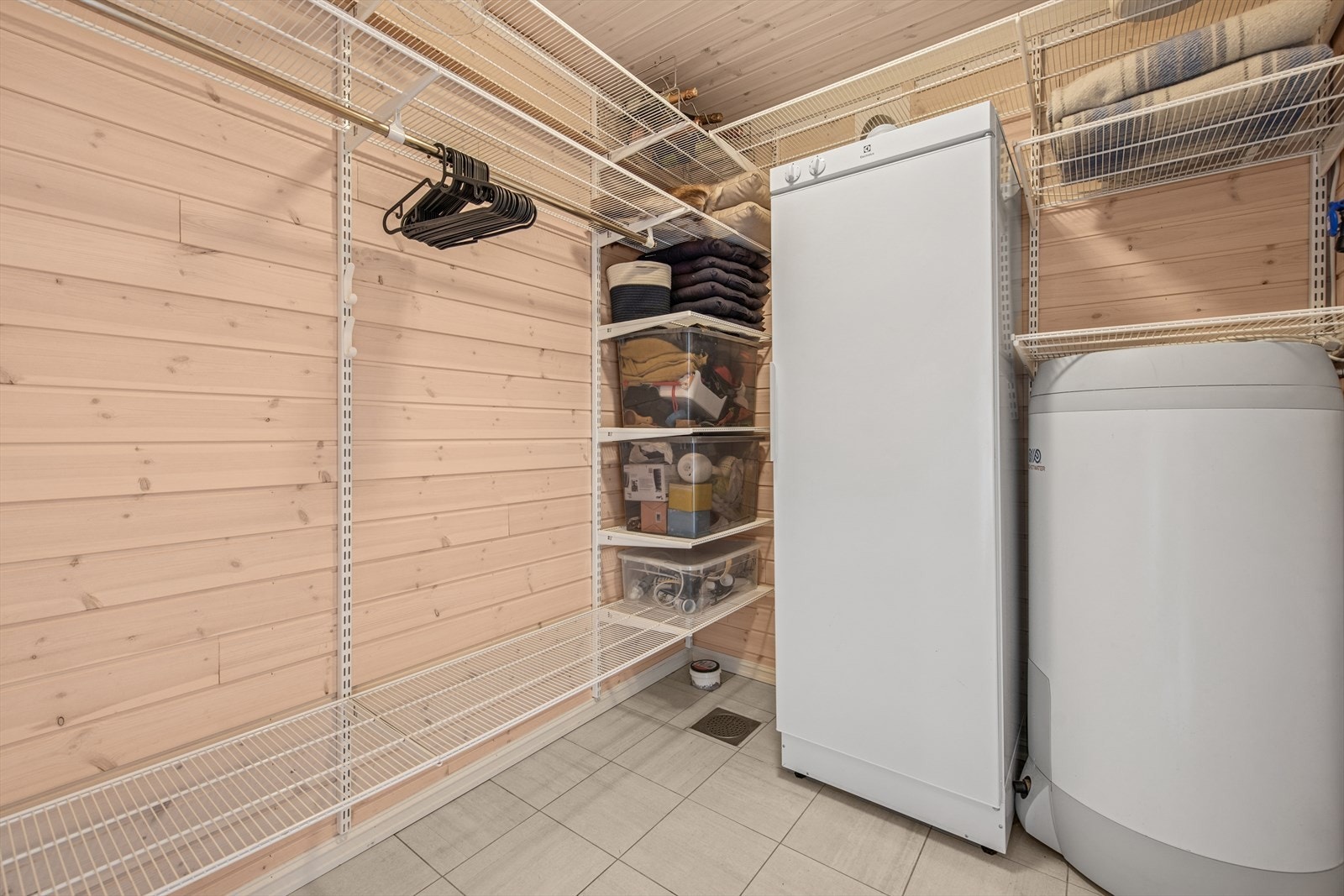 Eget teknisk rom med opplegg til vaskemaskin og godt garderobeplass - uunnværlig på fjellet. Galleribilde