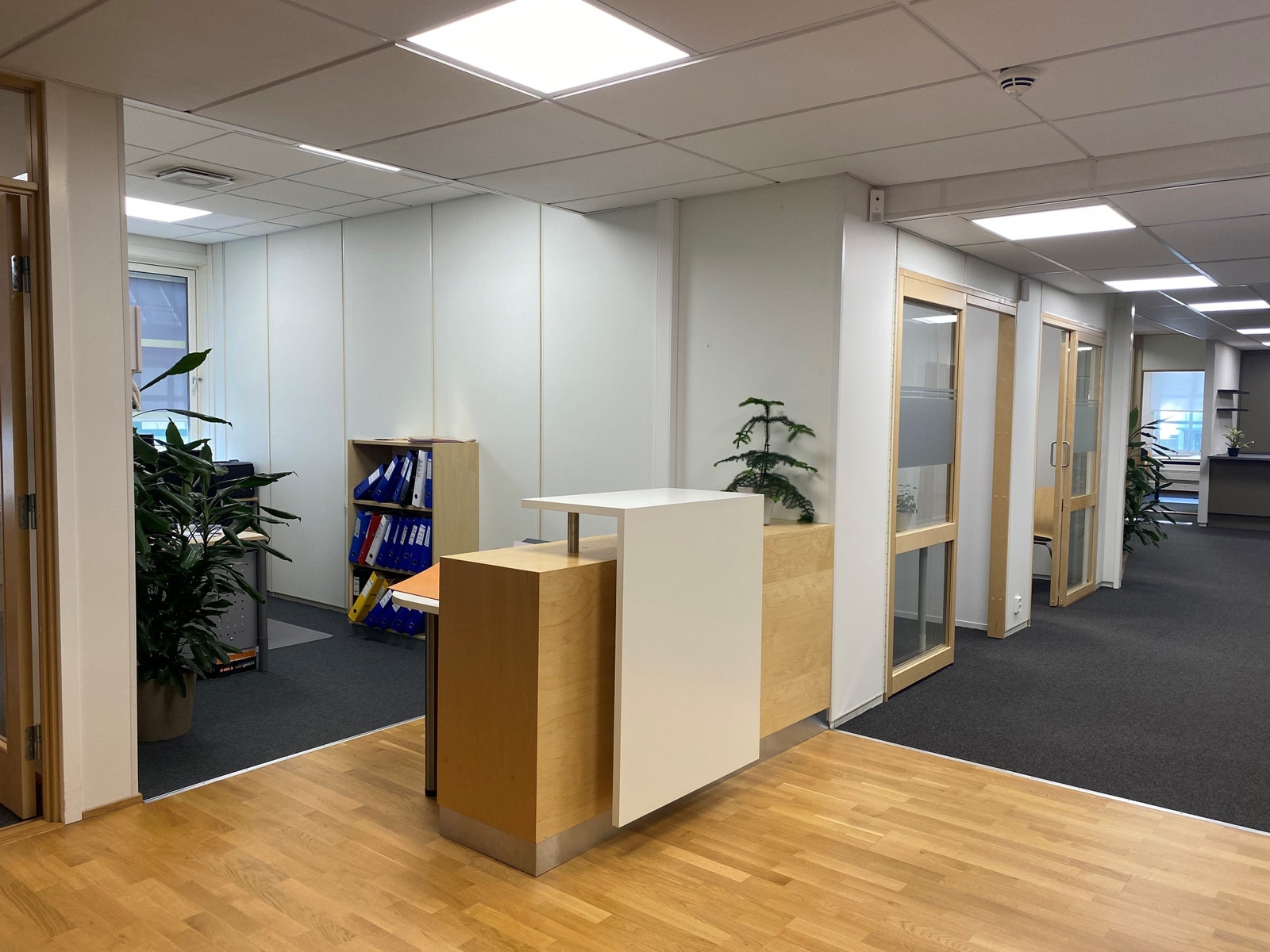 Inngangsparti med resepsjonsløsning/åpent kontor Galleribilde