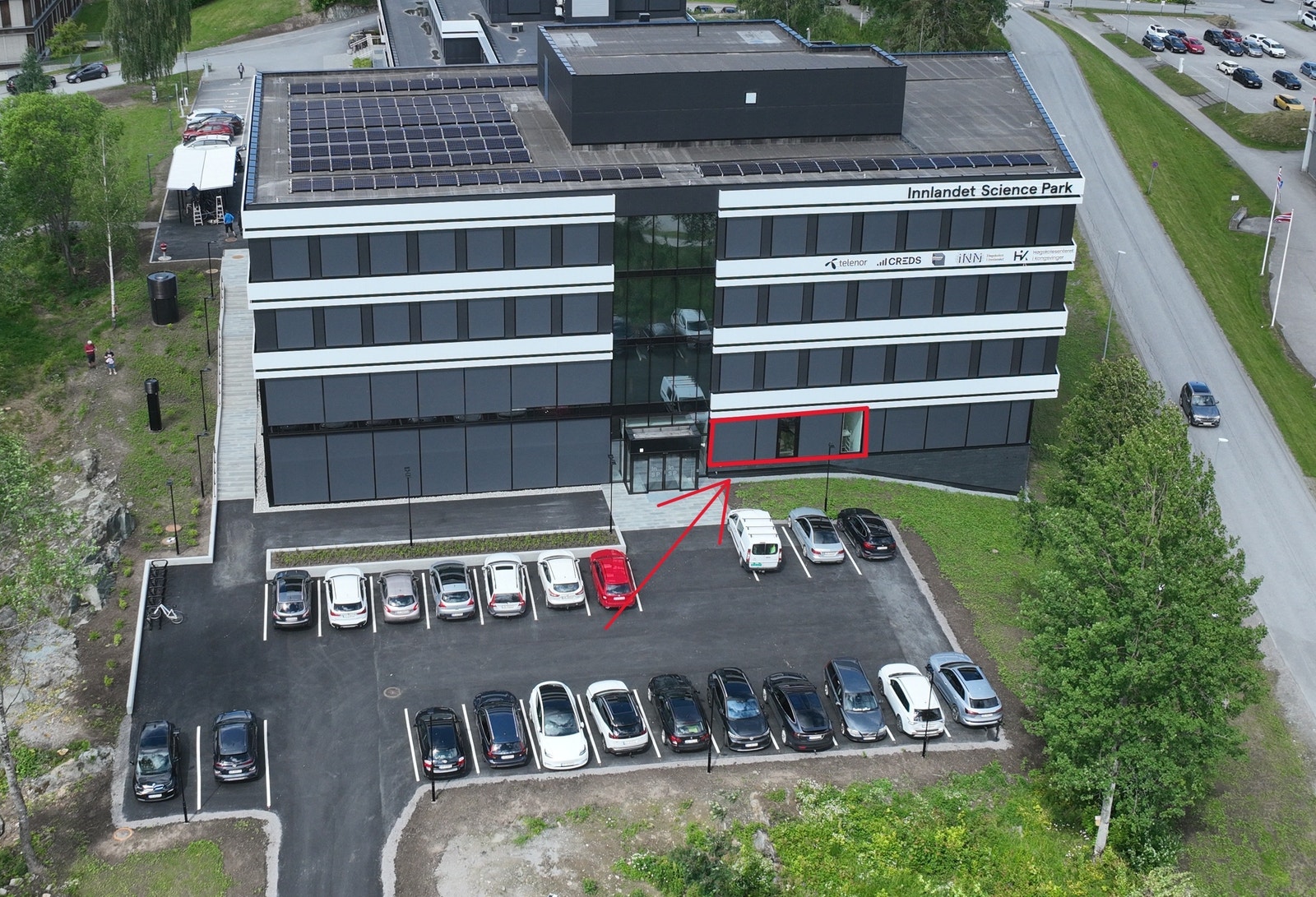 Lokalet ligger i byggets under etasje med store vindusflater mot Glomma. Galleribilde