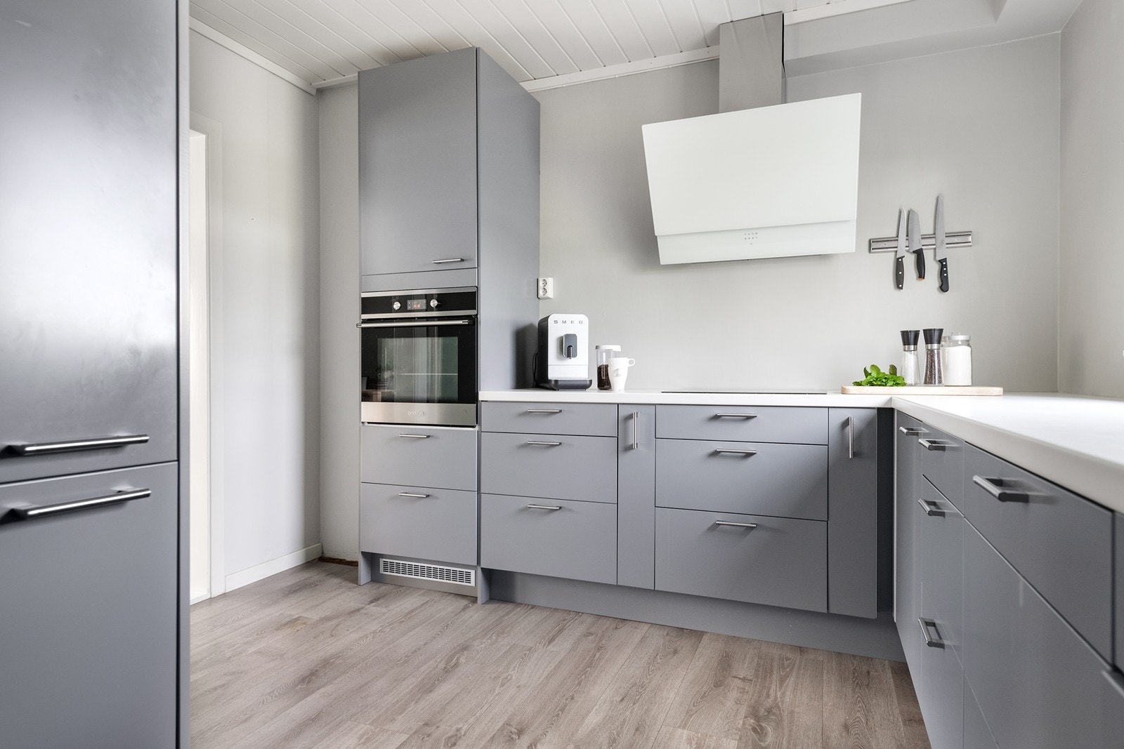 Moderne kjøkken med slette overflater Galleribilde