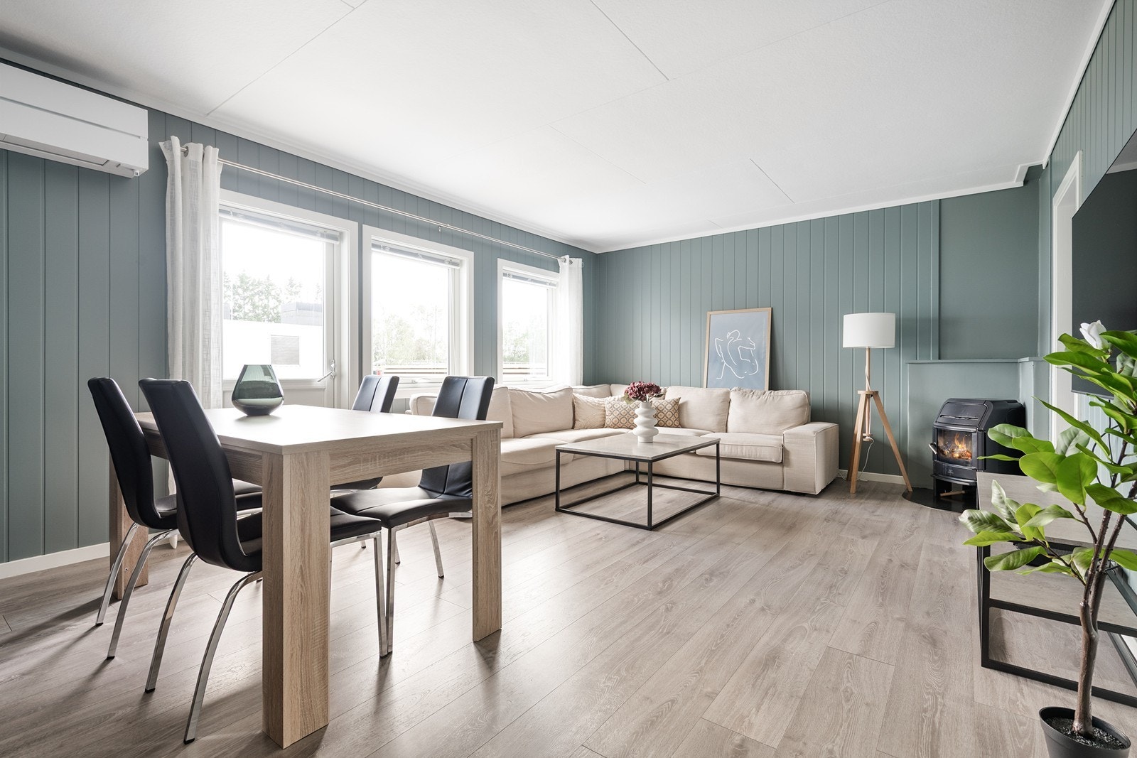 Stue og spisestue i husets største rom Galleribilde