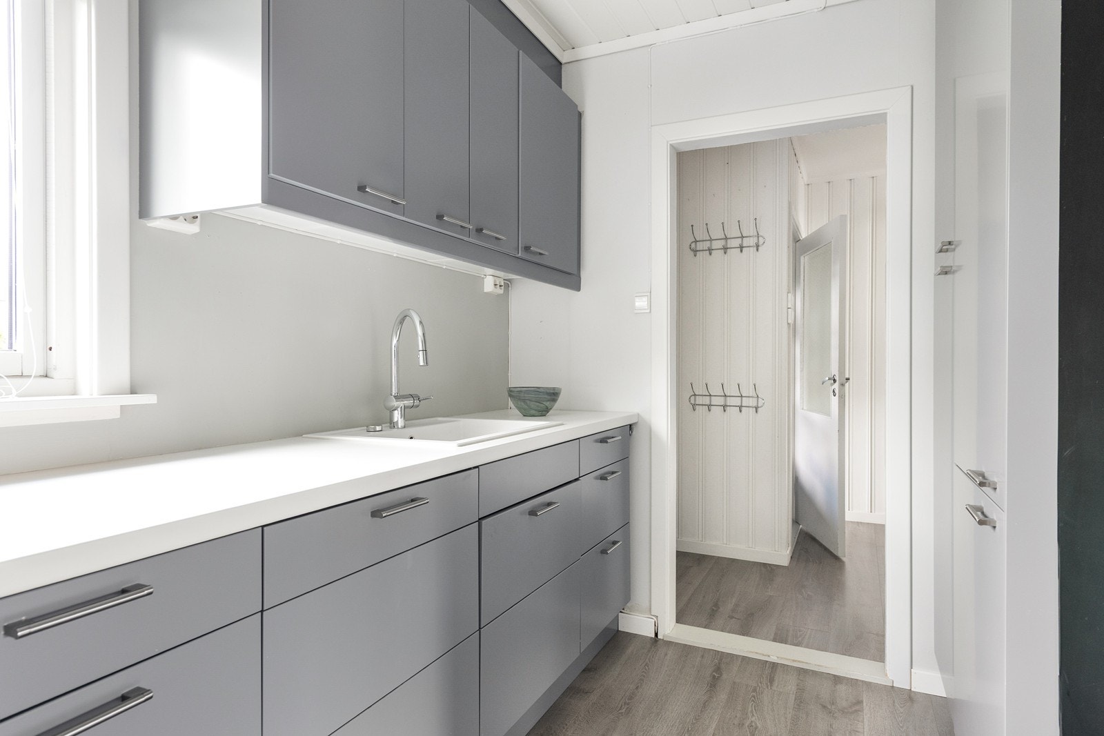 Kjøkkenet har inngang fra både stuen og entreen Galleribilde