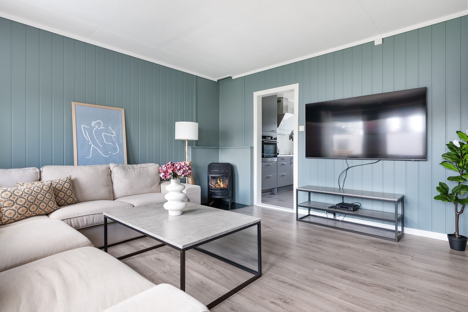 En koselig stue med vedfyring som er sentral oppvarmingskilde i boligen Galleribilde