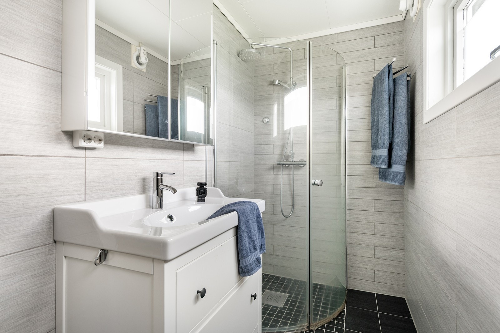 Badet er innredet med dusj, WC og servant Galleribilde