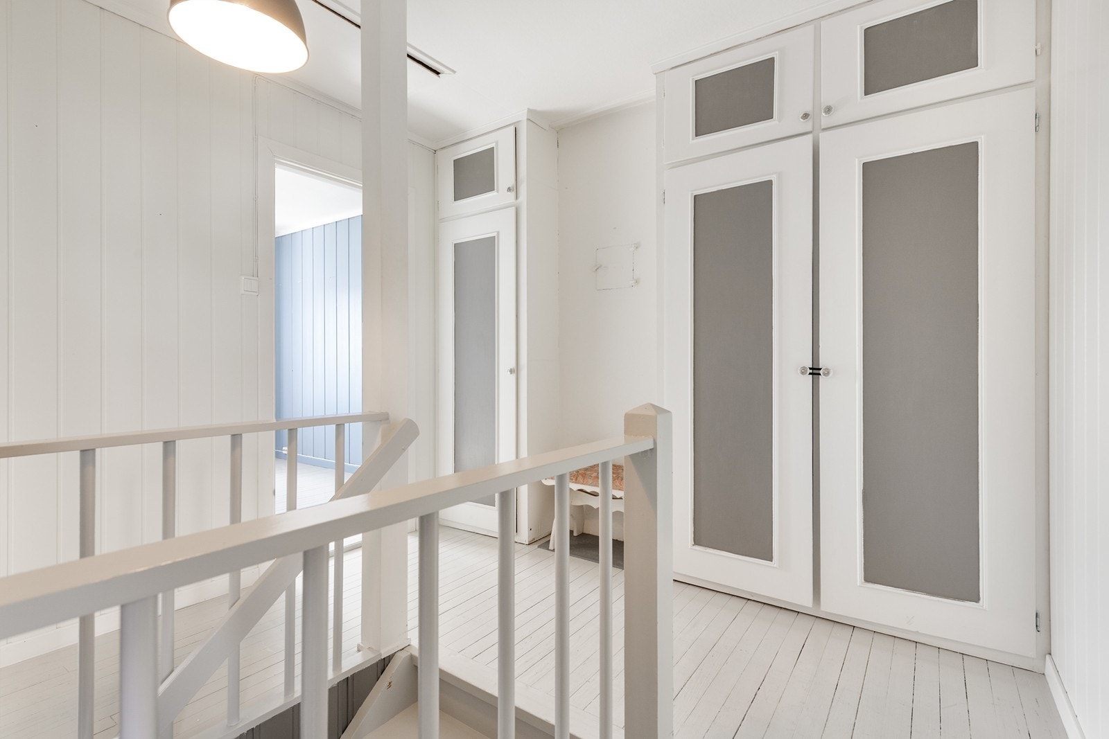 Integrerte skap i gangen oppe, praktisk for husholdningens felles utstyr Galleribilde