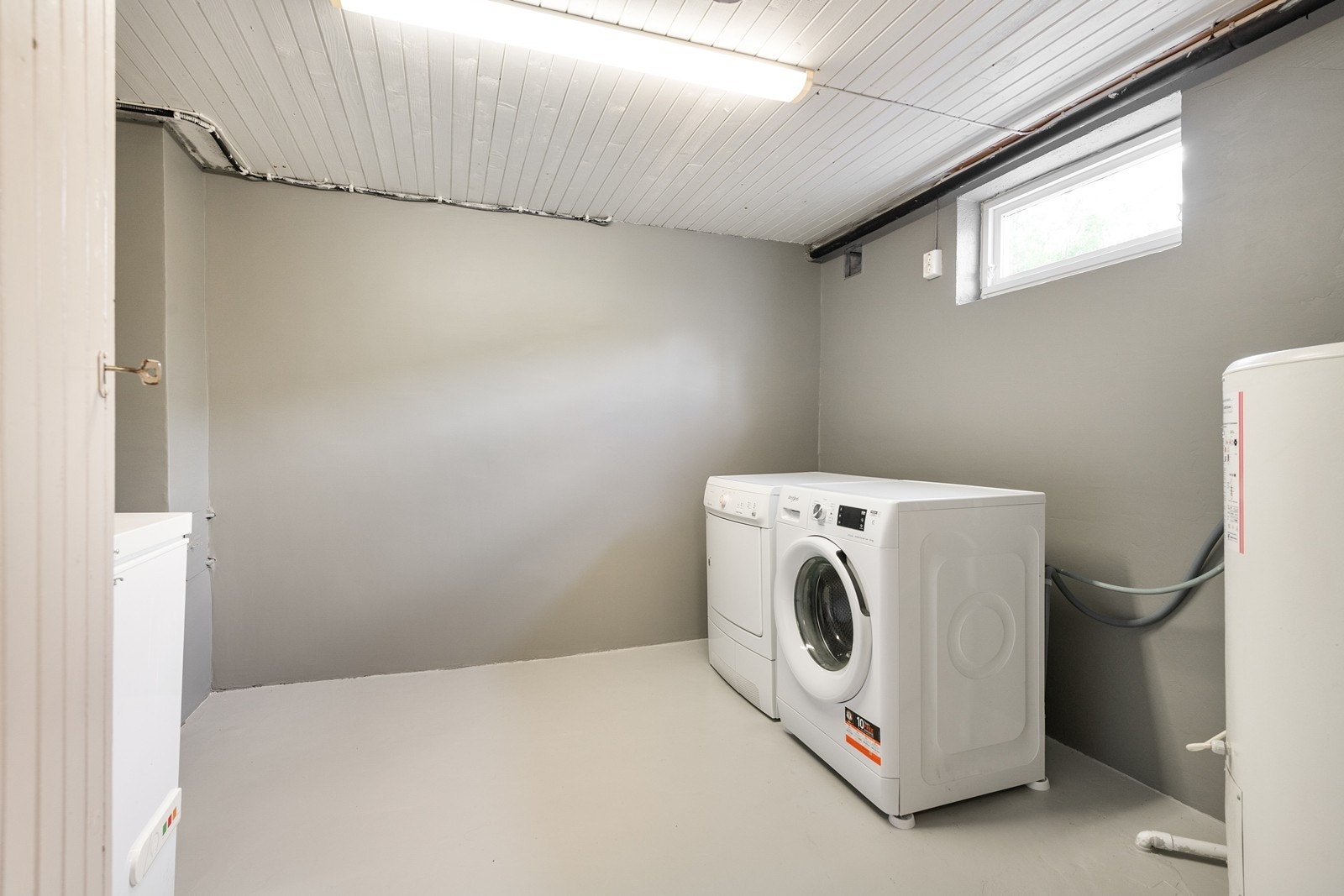 Nede i kjelleren har du er vaskerom med god plass Galleribilde