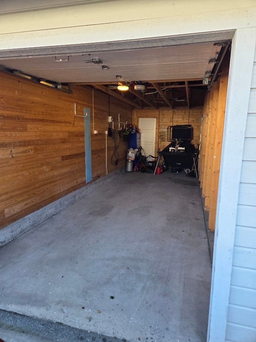 Garasjen er lang, som gir godt med plass for både bil og lagring. Galleribilde