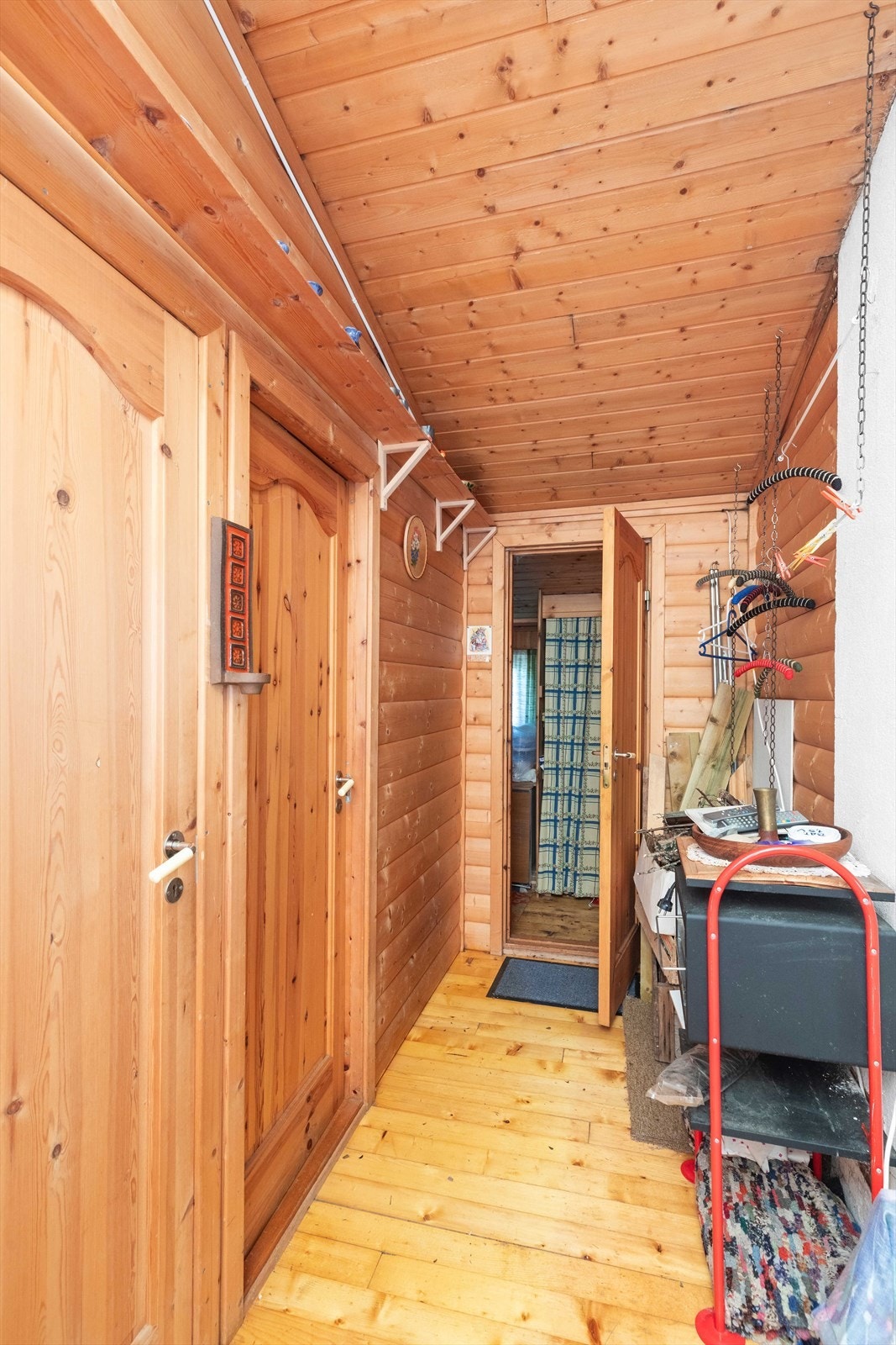 Her er dør inn til bad og et av soverommene. Videre er ut til gangen. Galleribilde