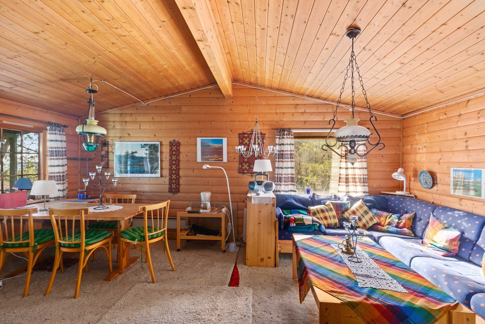 Det er plass til både spisegruppe og sofagruppe i stuen. Galleribilde