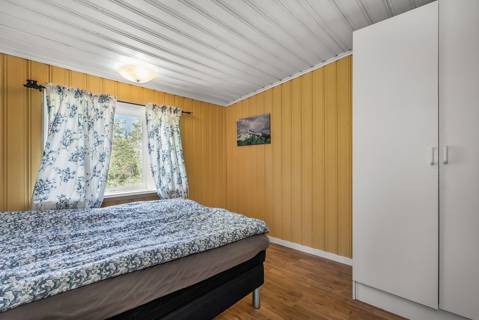 Vinduer i rommene gir godt med naturlig lys og utsyn mot grønne omgivelser - en rolig og behagelig atmosfære for både store og små. Galleribilde