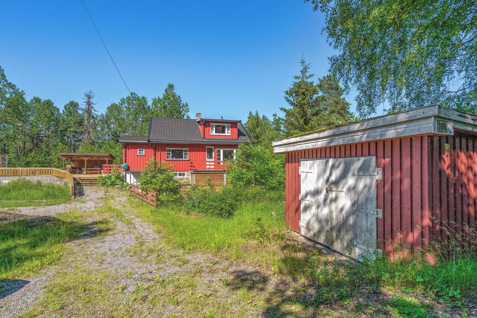 Eiendommen ligger usjenert til med lite innsyn, og byr på en fredelig og privat atmosfære. Galleribilde