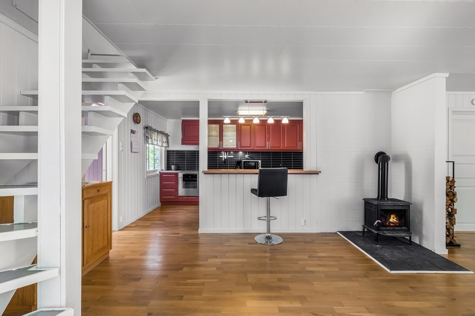 Videre inn i boligen kommer du til et lyst og trivelig kjøkken med åpen løsning mot stuen. En åpen vegg med barløsning skaper en sosial og funksjonell overgang mellom rommene, perfekt for både matlaging og samvær. Galleribilde