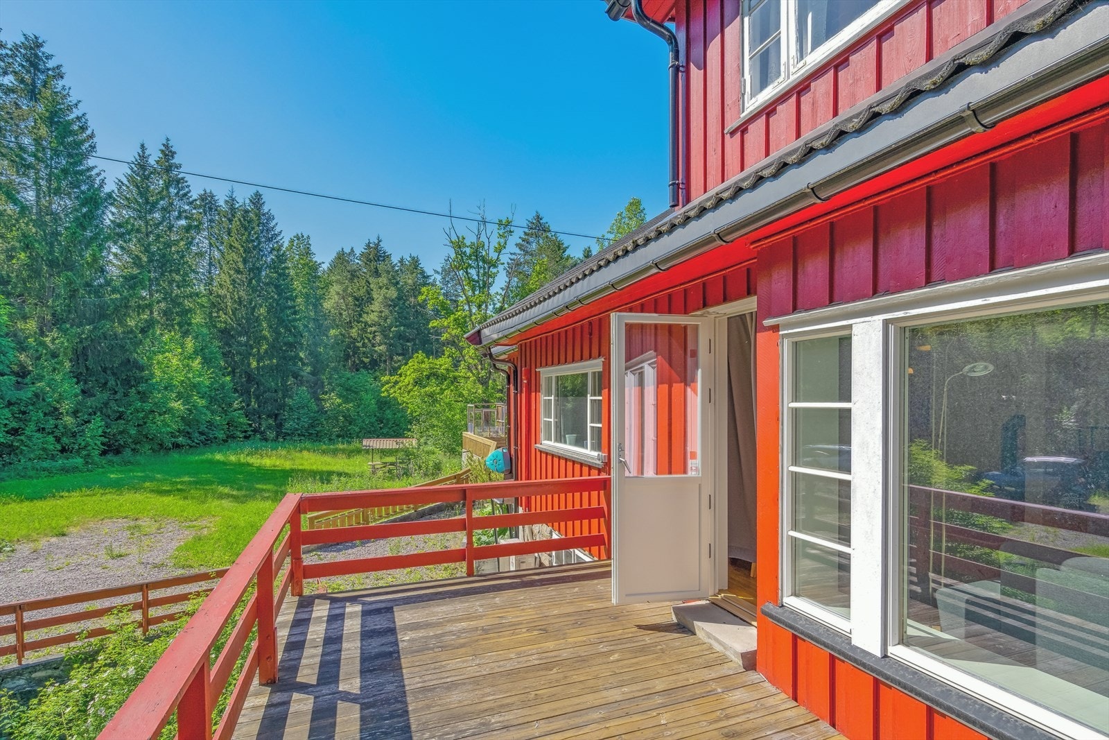 Fra stuen er det utgang til en balkong - et flott sted å nyte morgenkaffen eller en stille stund i solen. Galleribilde