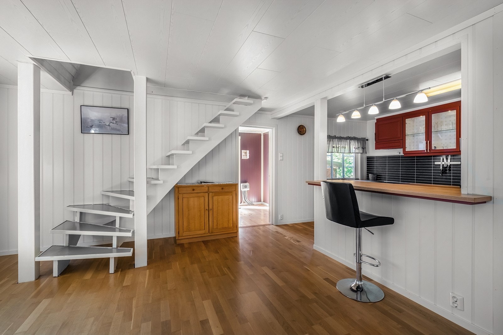 Fra stuen fører en trapp opp til boligens andre etasje, hvor du møtes av en romslig gang og tre av boligens totalt fire soverom. Galleribilde