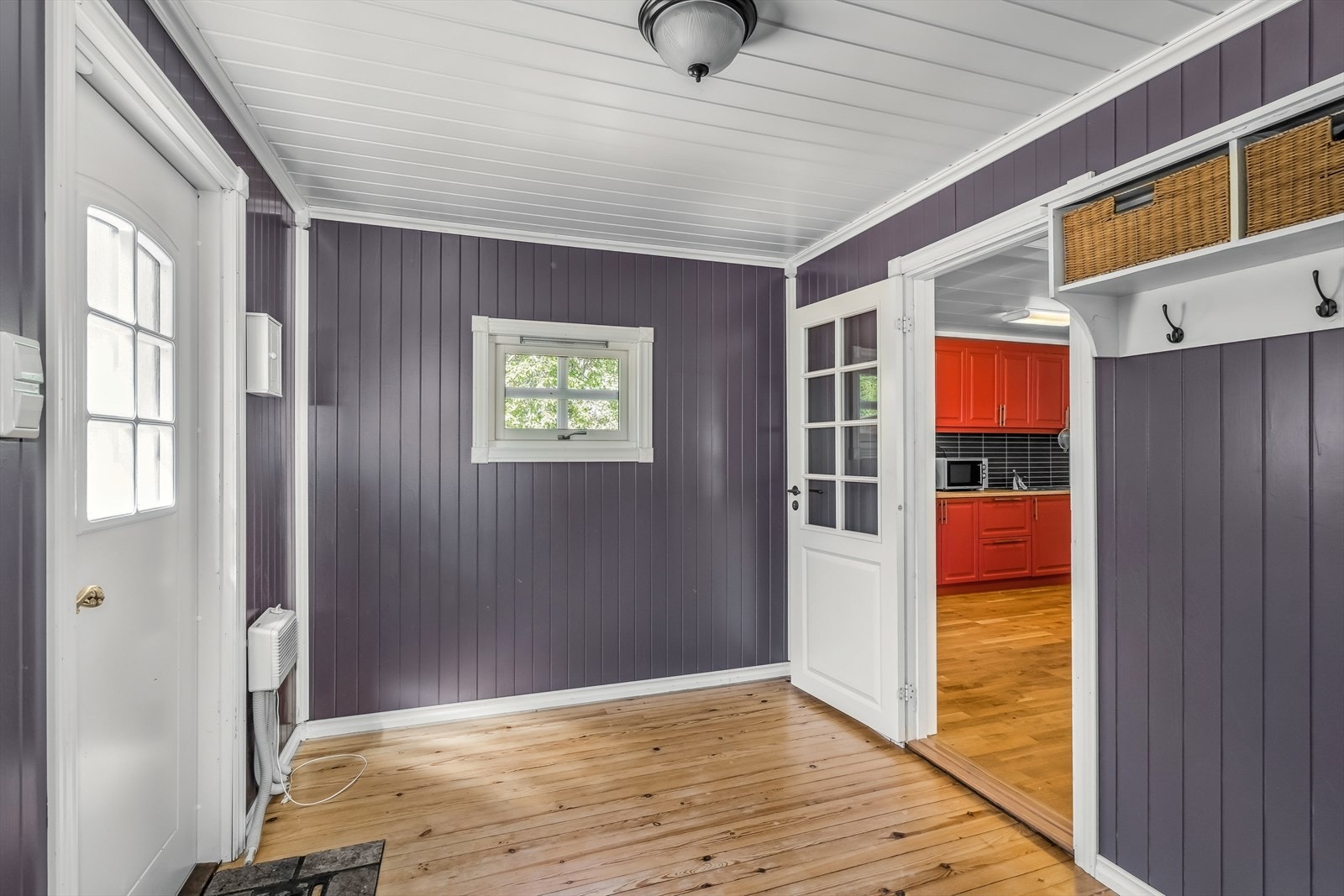 Entreen er romslig og gir god plass til etablering av garderobeløsning eller oppbevaringsmøbler. Herfra er det direkte tilgang til boligens baderom - en praktisk løsning i hverdagen. Galleribilde