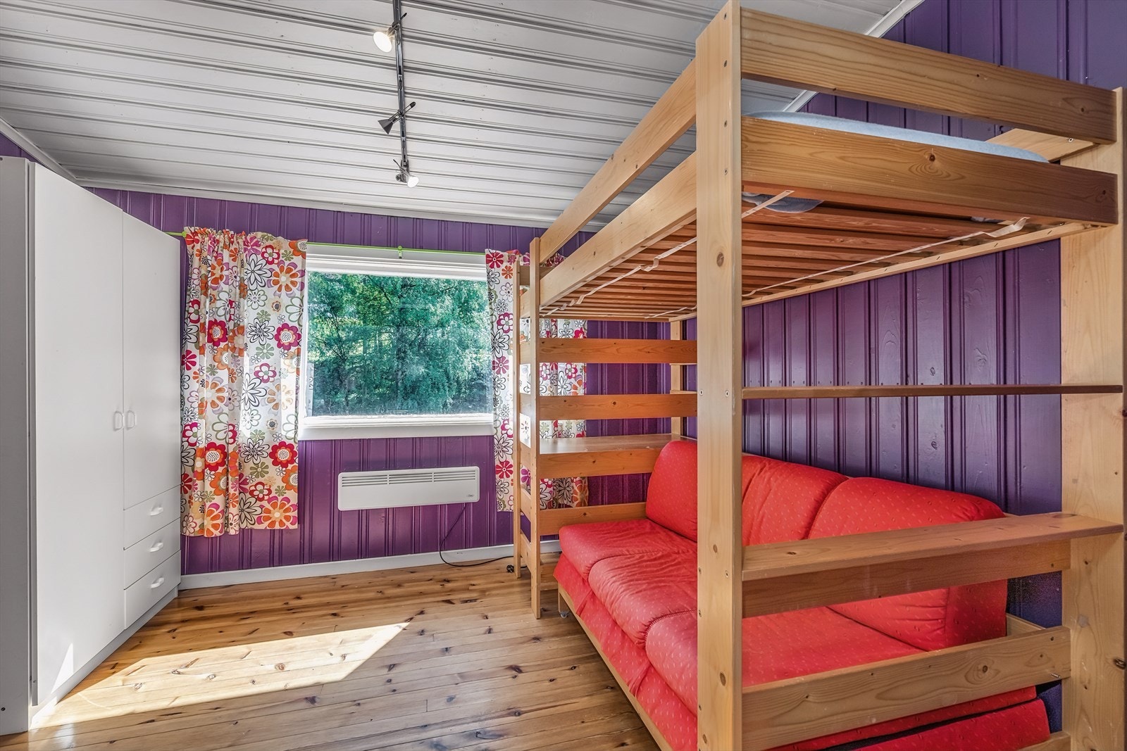 I tilknytning til stuen ligger også et romslig soverom med garderobeskap, ideelt som hovedsoverom eller gjesterom. Galleribilde