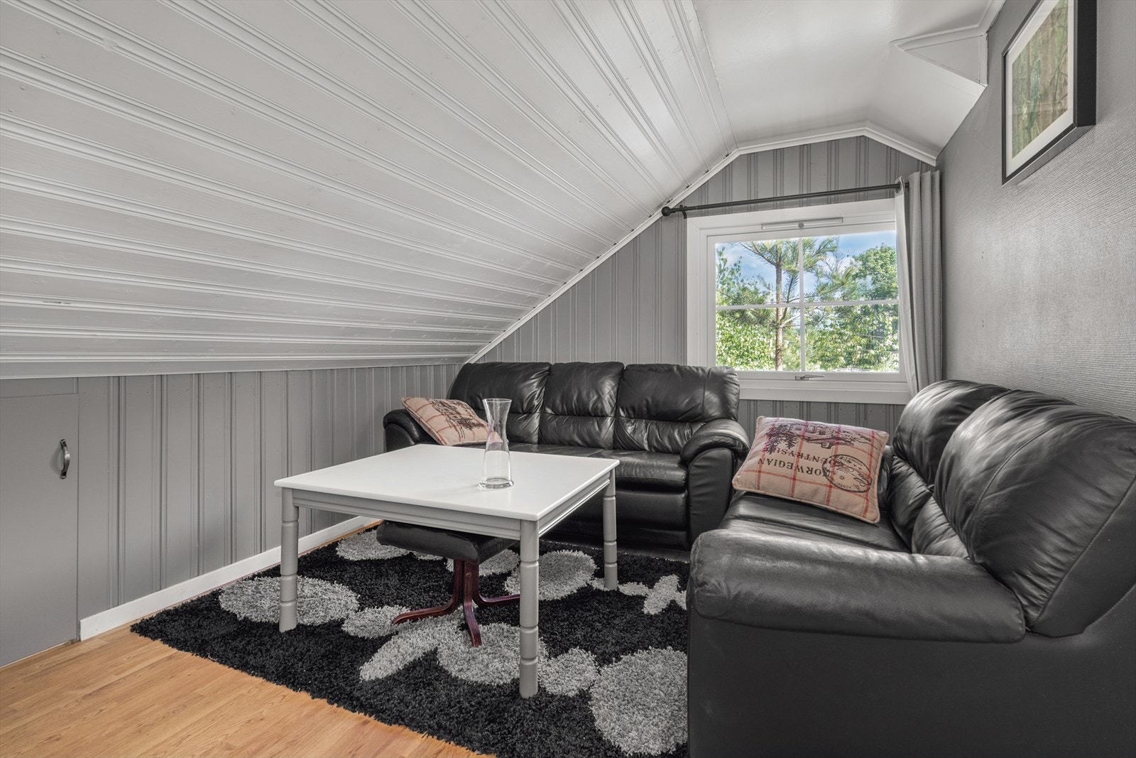 Soverommene passer godt som foreldresoverom, barnerom eller gjesterom - tilpasset ulike behov og livsfaser. (De fleste bildene er tatt fra tidligere når boligen skulle leies ut, det tas forbehold om tilstand og anbefaler alltid en befaring/visning) Galleribilde