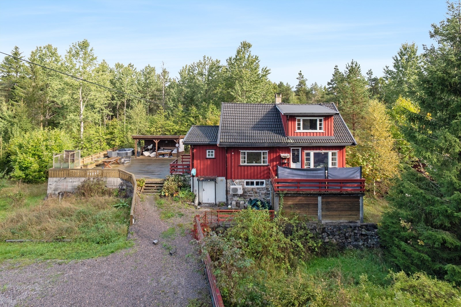 Innebilder og noen utebilder ble tatt tidligere da eiendommen ble klargjort for utleie.Dette bilde er nylig tatt og viser dagens situasjon. Galleribilde