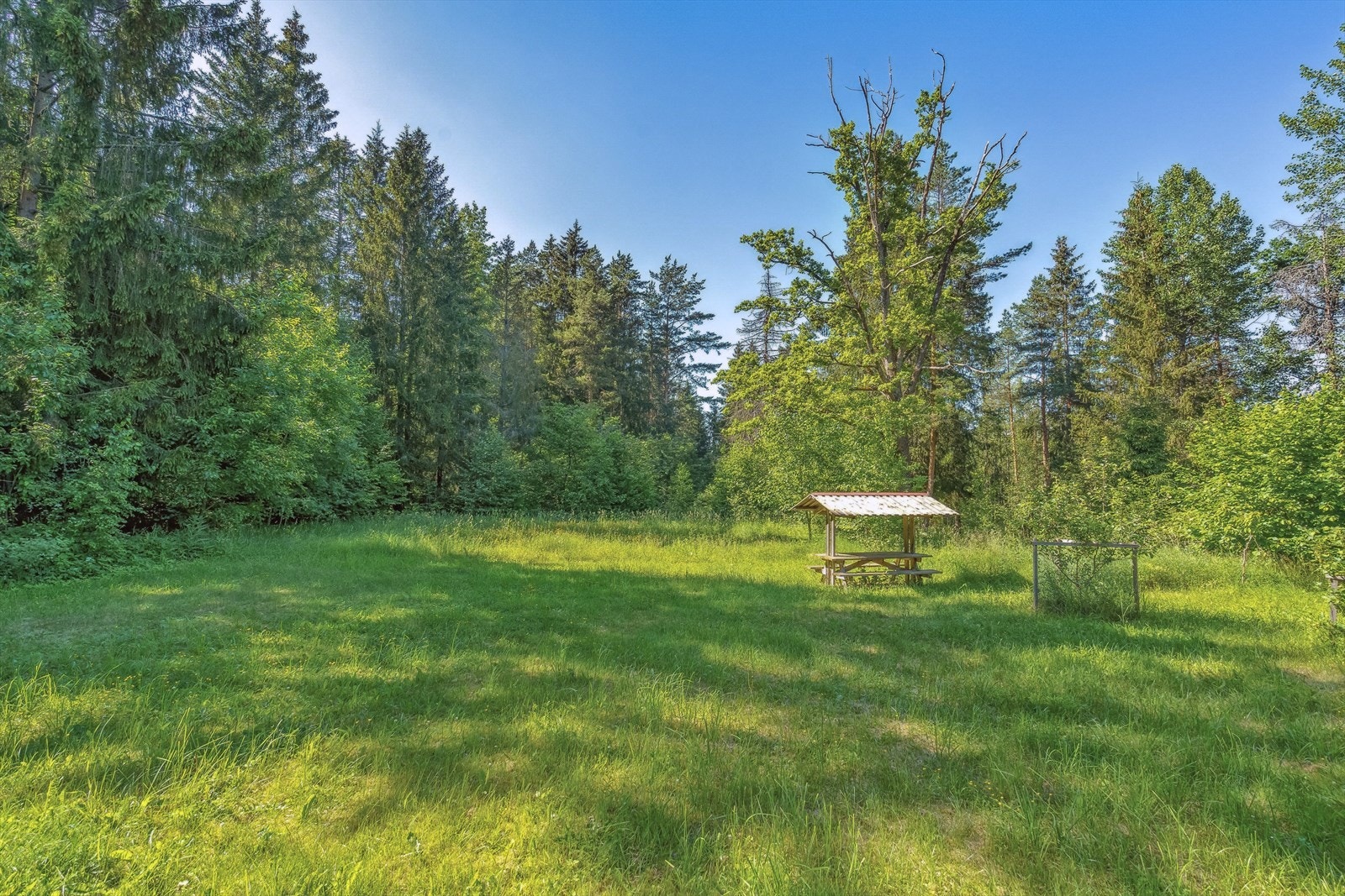 Eiendommen ligger usjenert til med lite innsyn fra naboer, noe som gir en privat og fredelig atmosfære. Dette gjør uteområdet ideelt for avslapning, lek og sosiale aktiviteter. Galleribilde