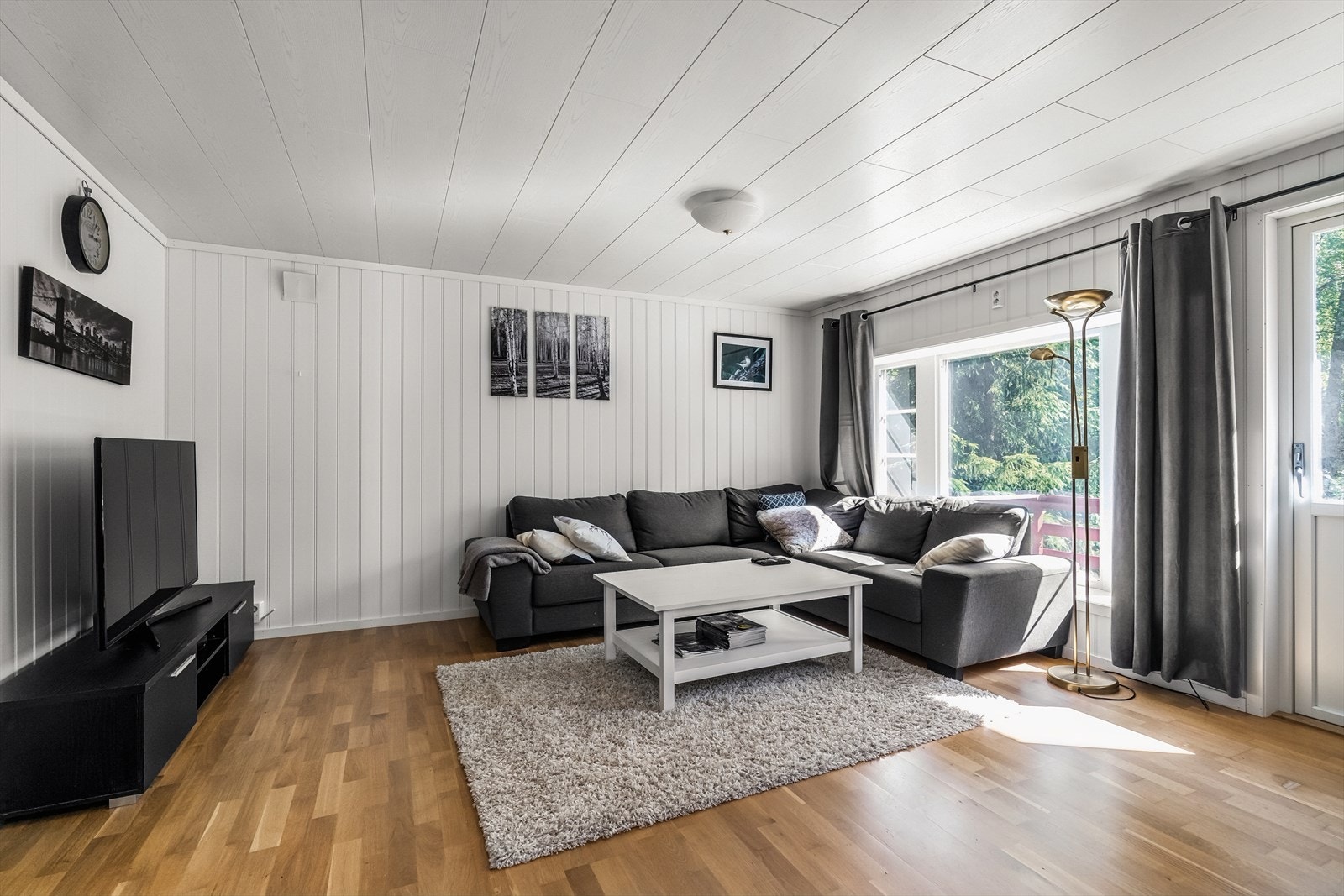 Stuen er romslig og har store vindusflater som slipper inn rikelig med dagslys. (De fleste bildene er tatt fra tidligere når boligen skulle leies ut, det tas forbehold om tilstand og anbefaler alltid en befaring/visning) Galleribilde