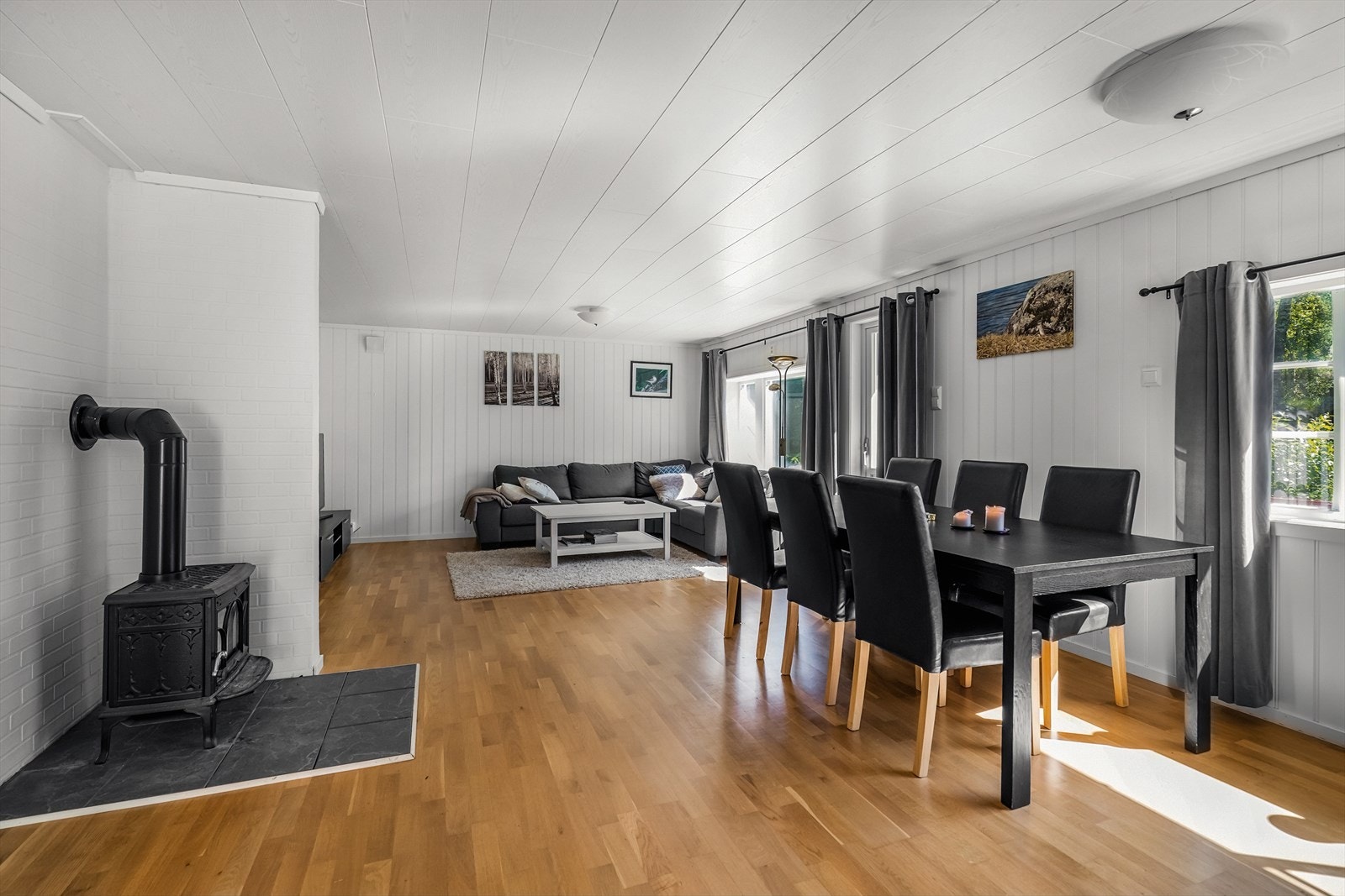 Her er det både vedovn og varmepumpe, som gir god varme og komfort året rundt. Galleribilde