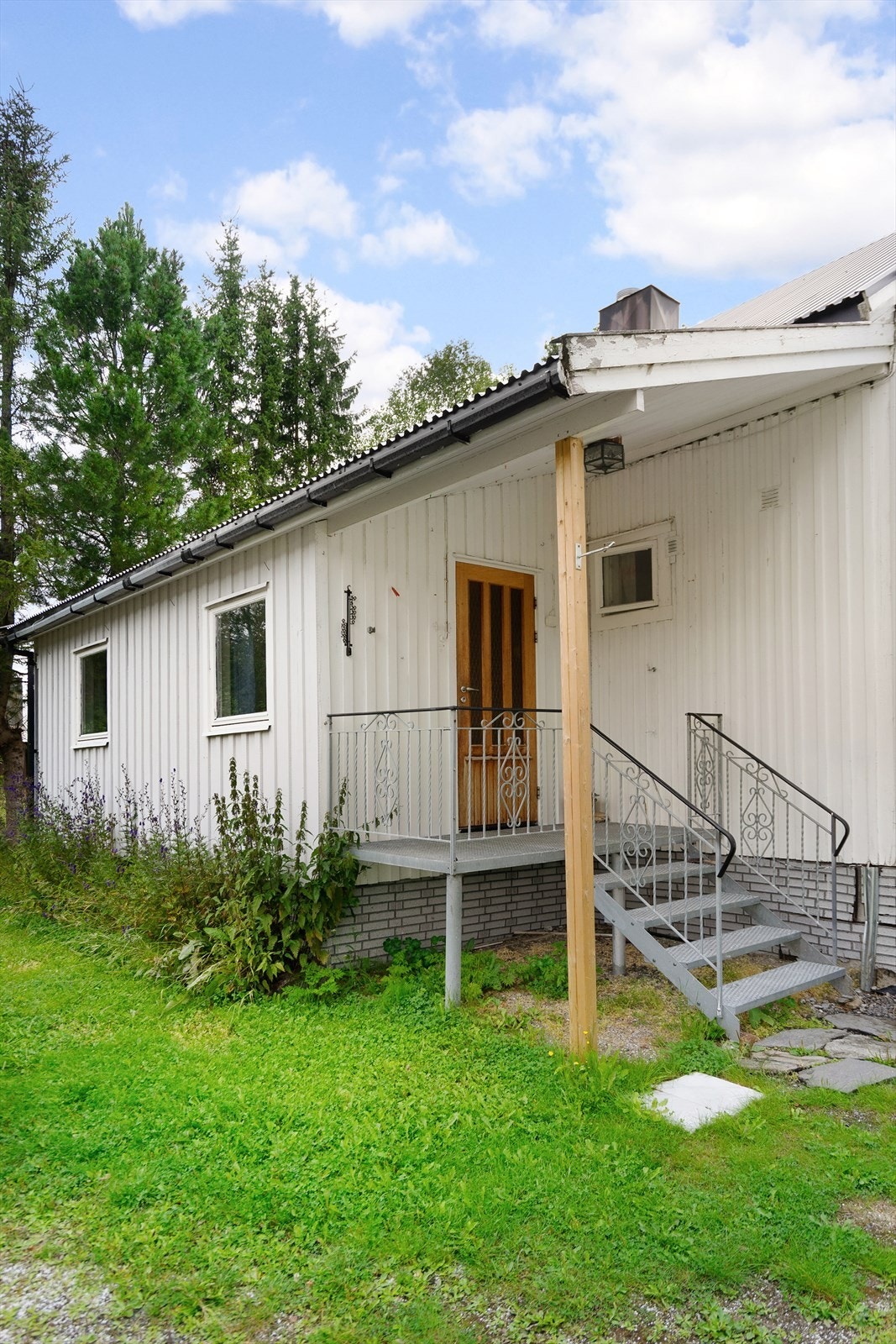 Inngangsparti som ønsker deg velkommen inn! Galleribilde