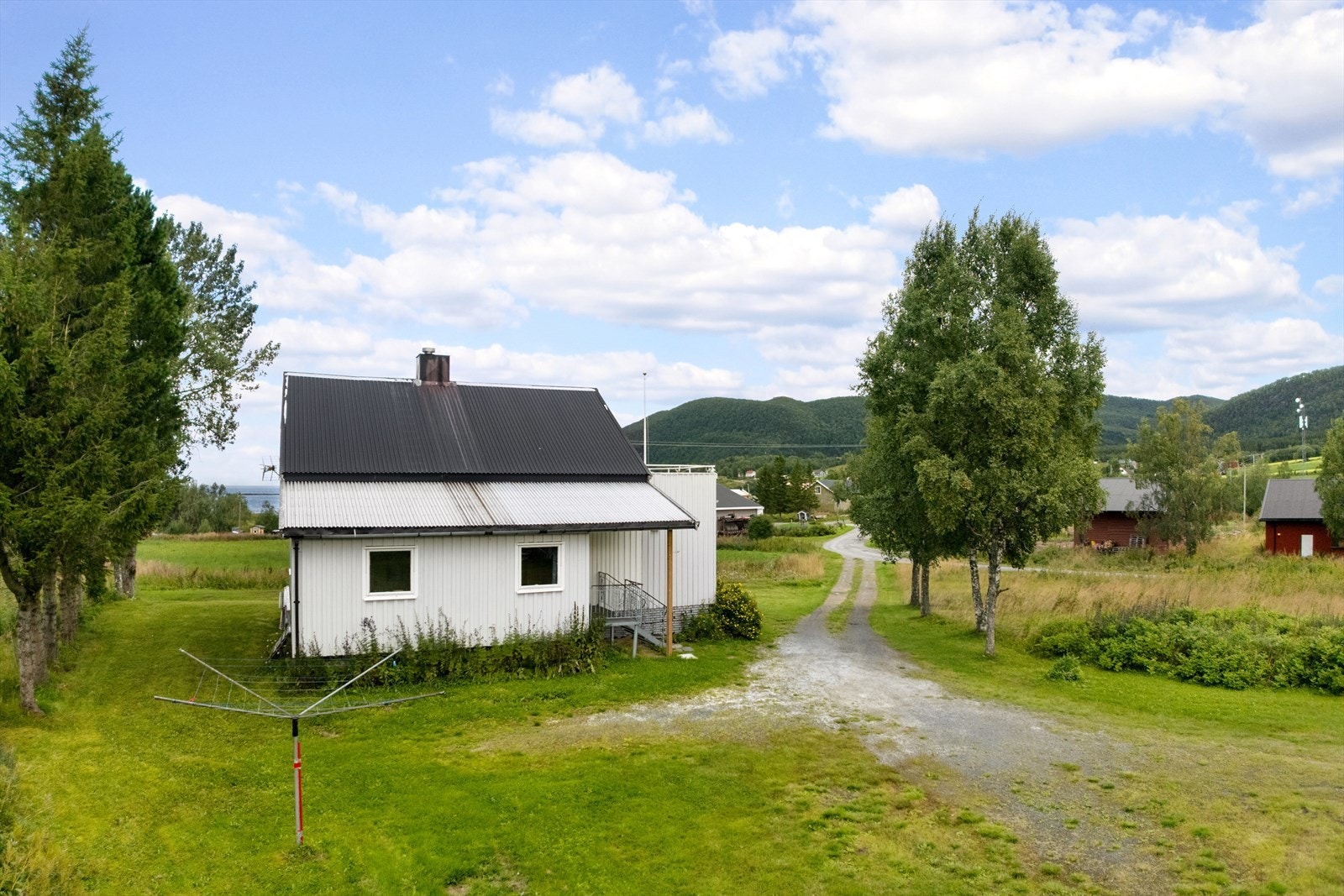 Eiendom i Kjeldebotn som er en hyggelig bygd ca. 1 times kjøring fra Narvik. Eiendommen har stor tomt og rikelig med potensialet for å skape din drømmebolig! Galleribilde