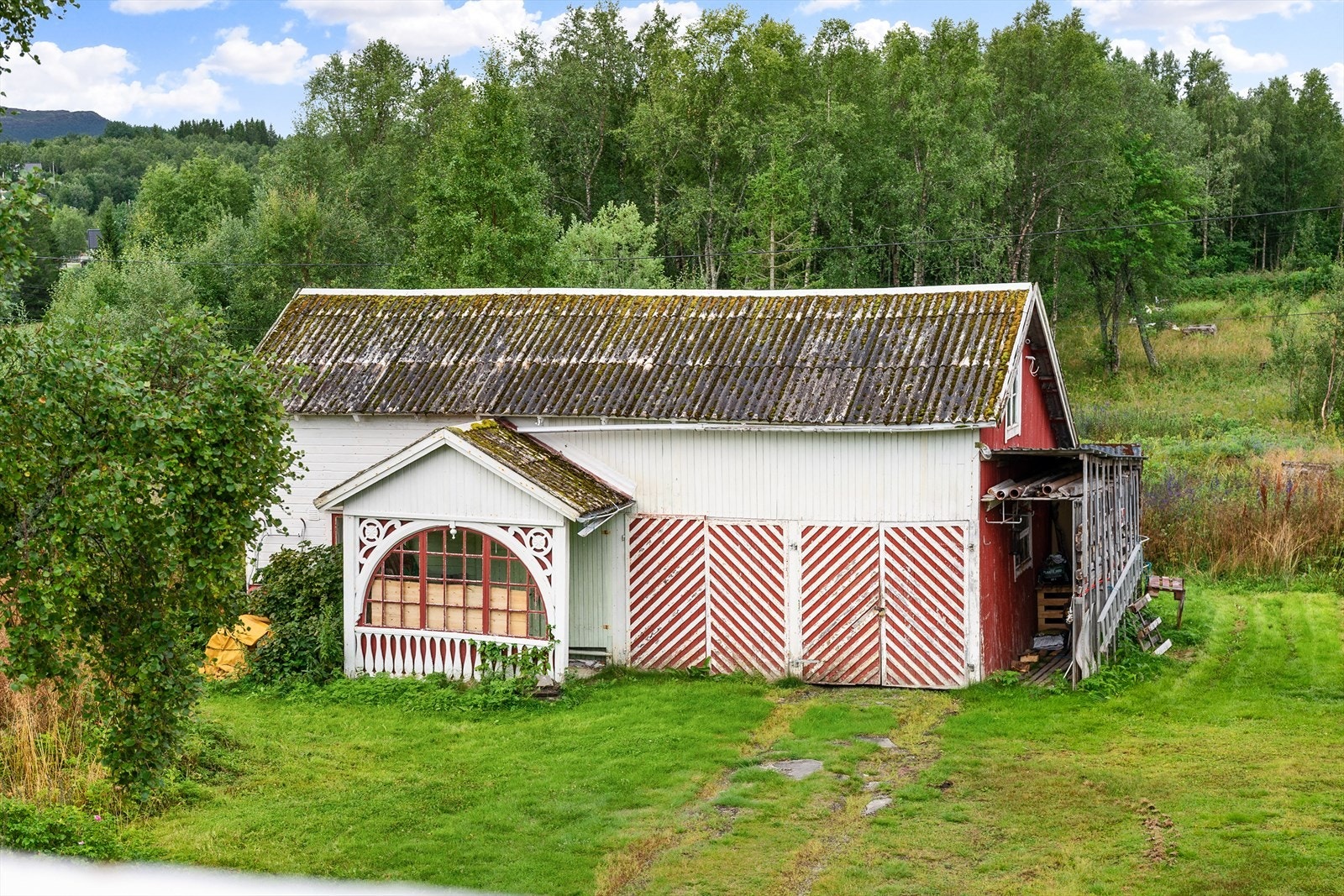 Uthus med særpreg og plass til oppbevaring - et flott tillegg til eiendommen Galleribilde