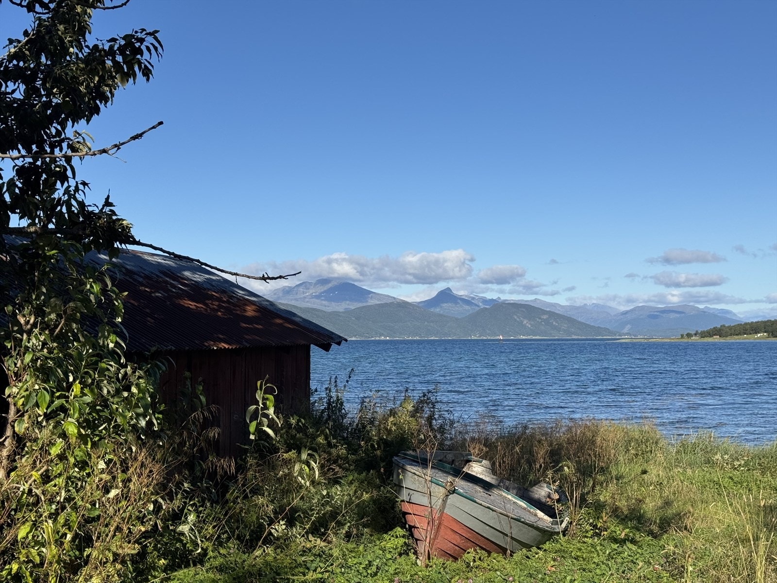 Naust ved sjøen Galleribilde