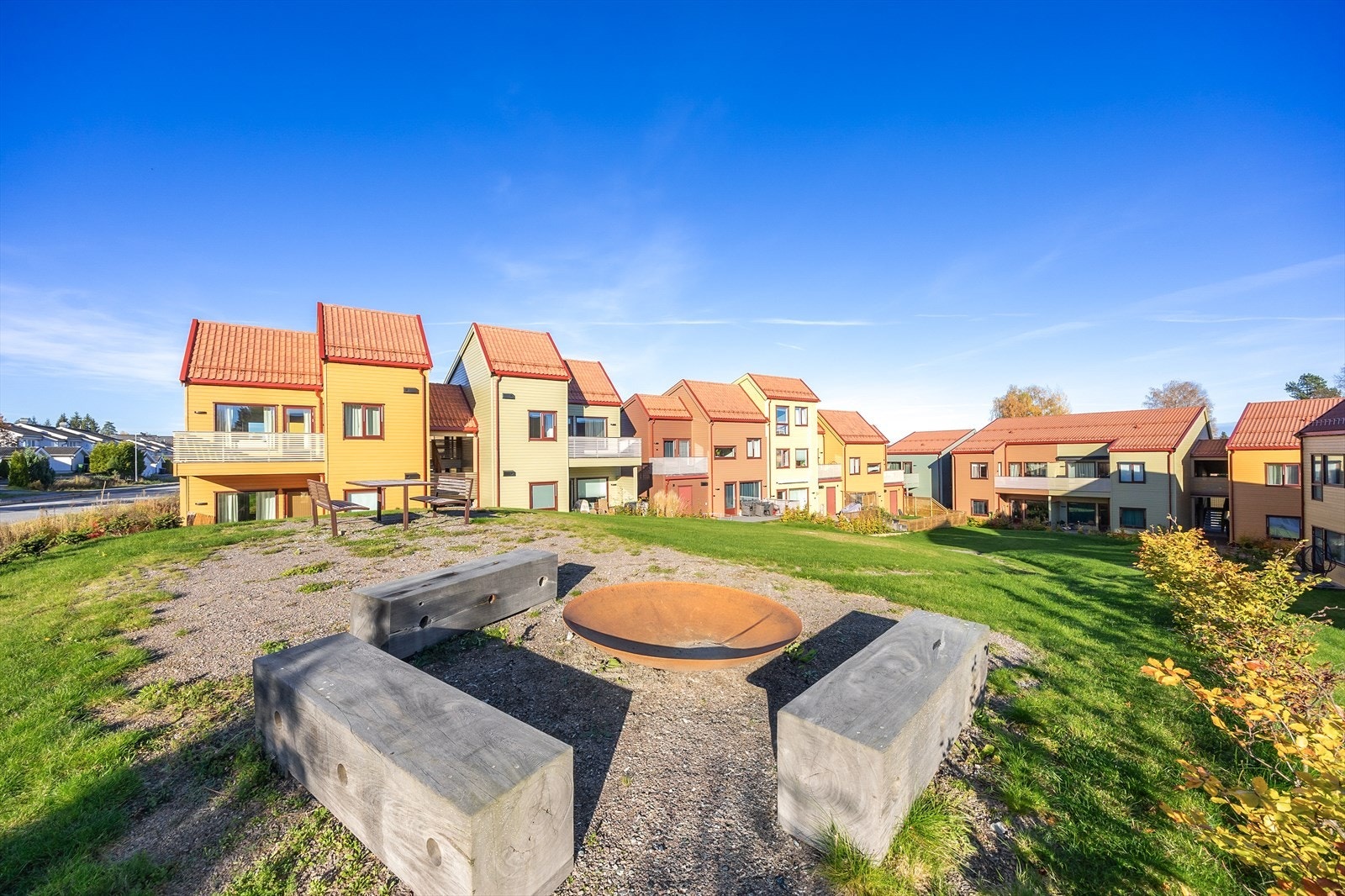 Sameiet har meget fine fellesarealer med plenareal, beplantning, sittegrupper og bålpanne. Galleribilde