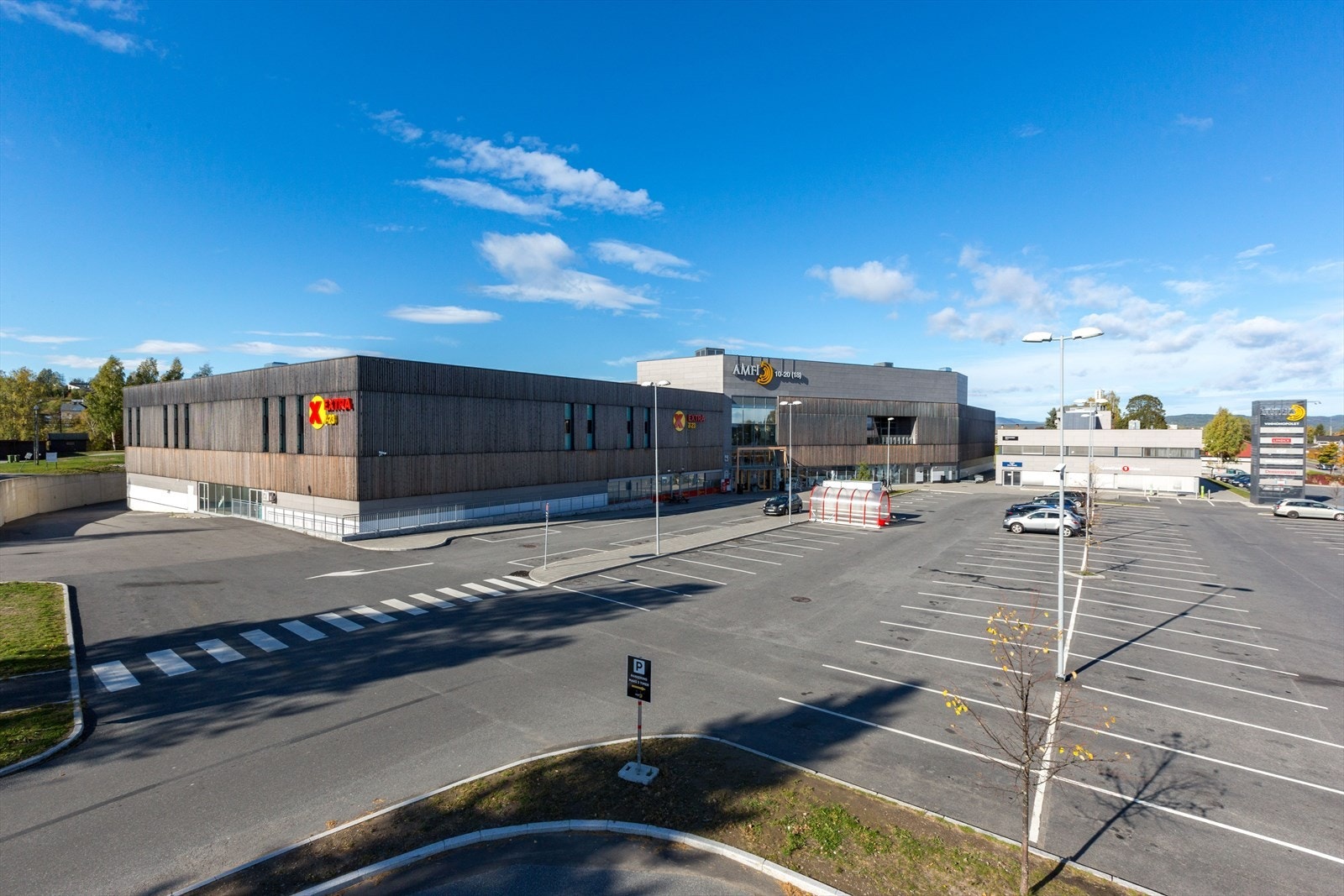 Amfi kjøpesenter på Råholt med ca 50 butikker og serveringssteder. Galleribilde