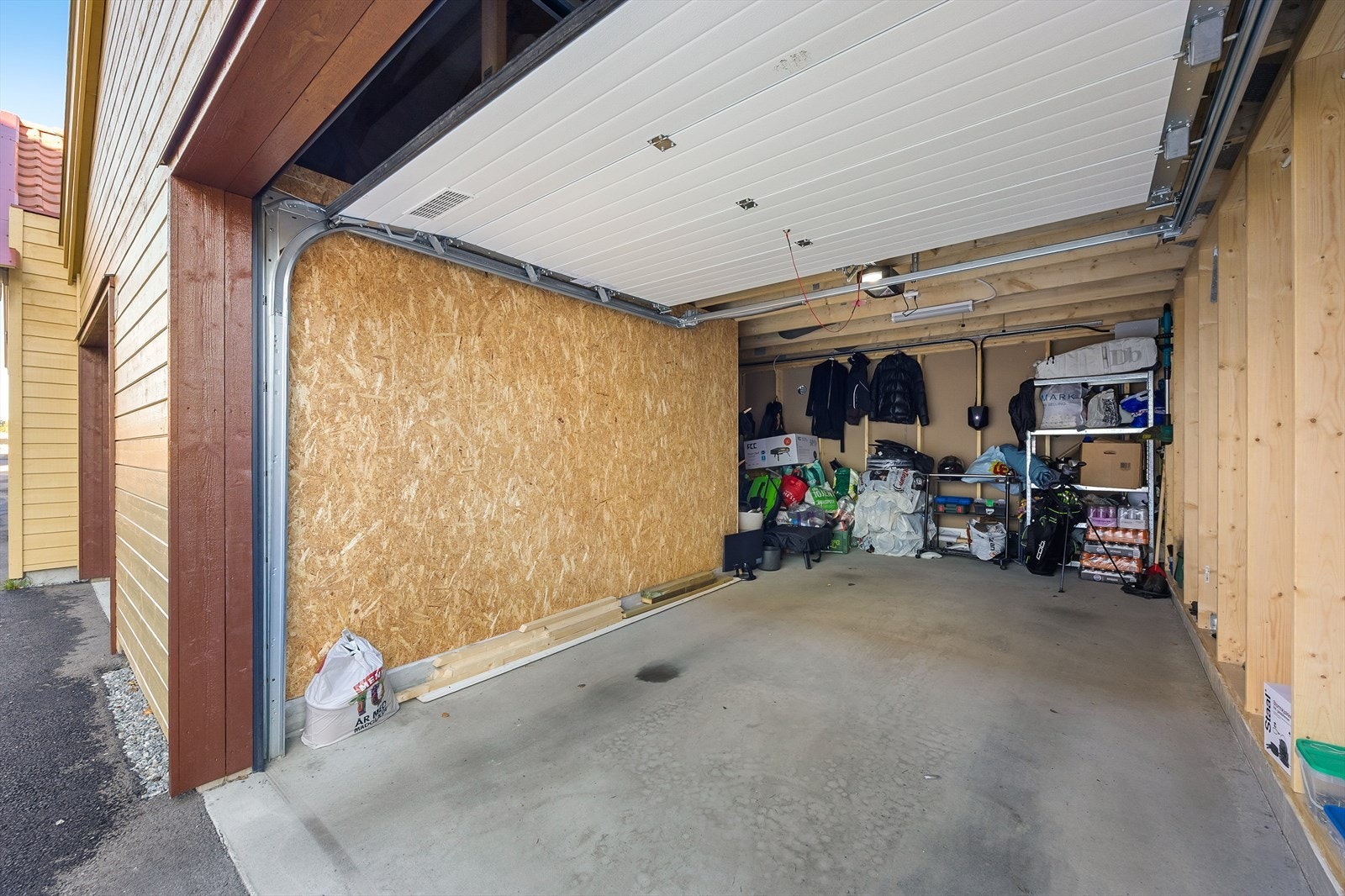 Garasjeplass med el-bil lader, og mulighet for for etablere bod i bakkant om man ønsker dette. Galleribilde