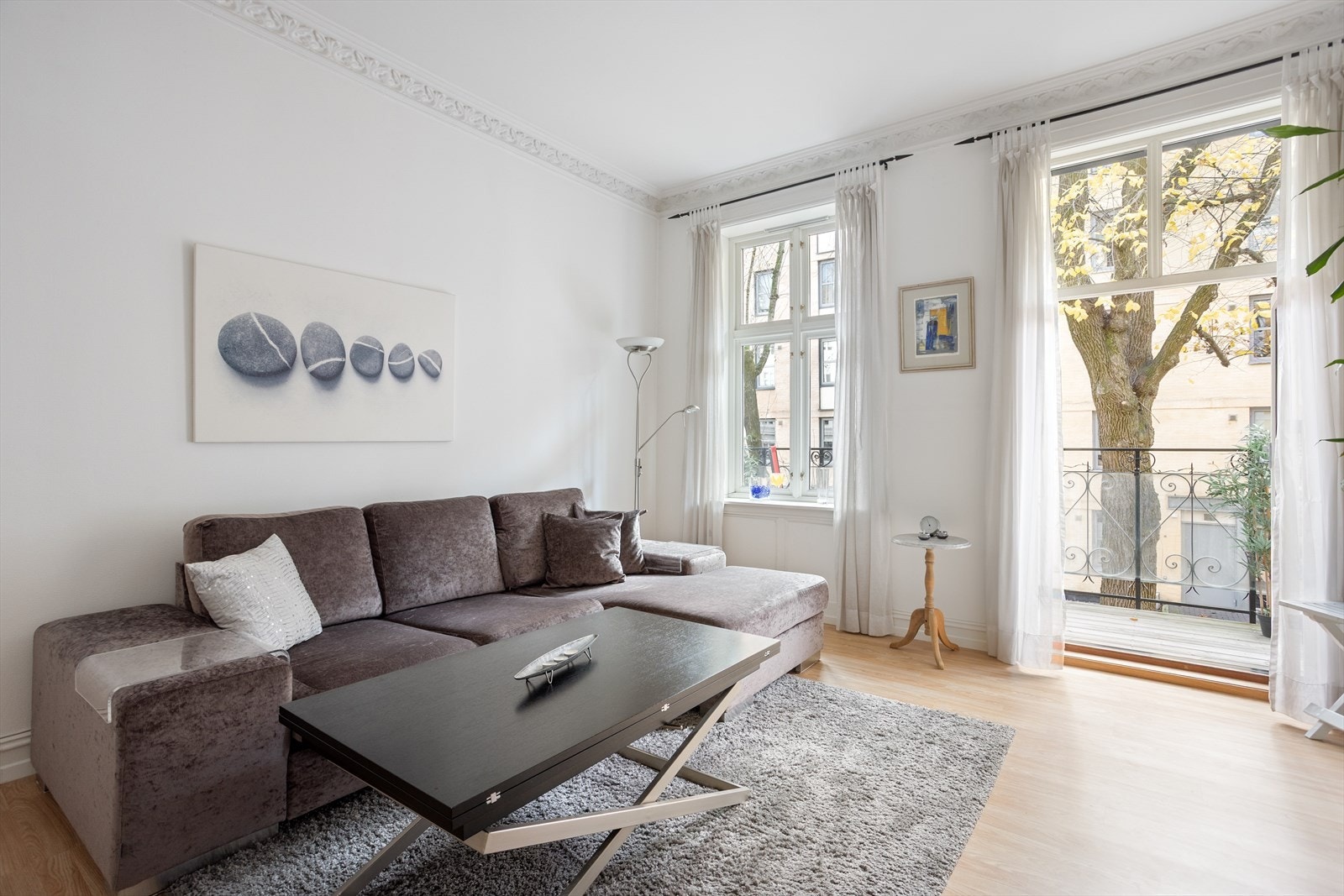 Stue med utgang ut til balkong, generøs takhøyde og stukkatur Galleribilde