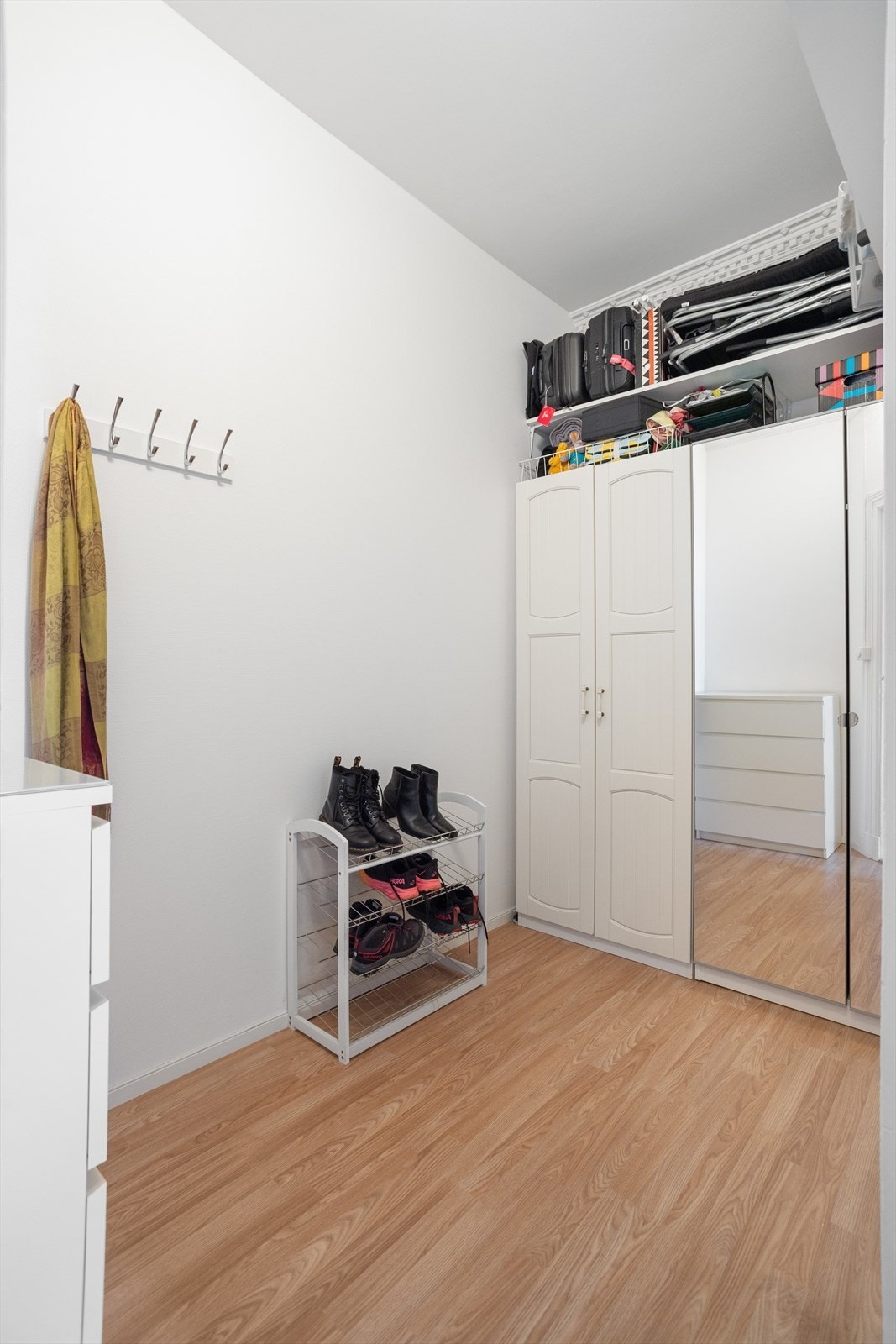 Garderoberom | Omkledningsrom mellom de 2 soverommene, adkomst fra entré Galleribilde