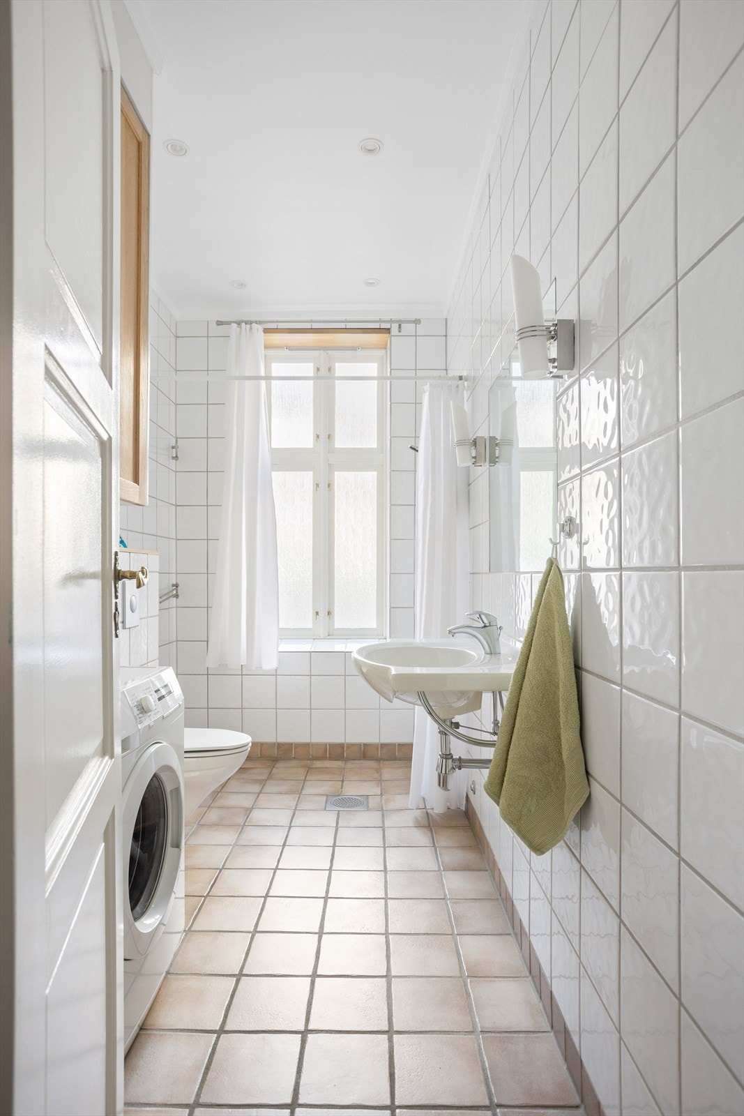 Eier har faktura fra utførende entreprenør og bilder av hvordan baderommet ble bygget opp (2003) Galleribilde