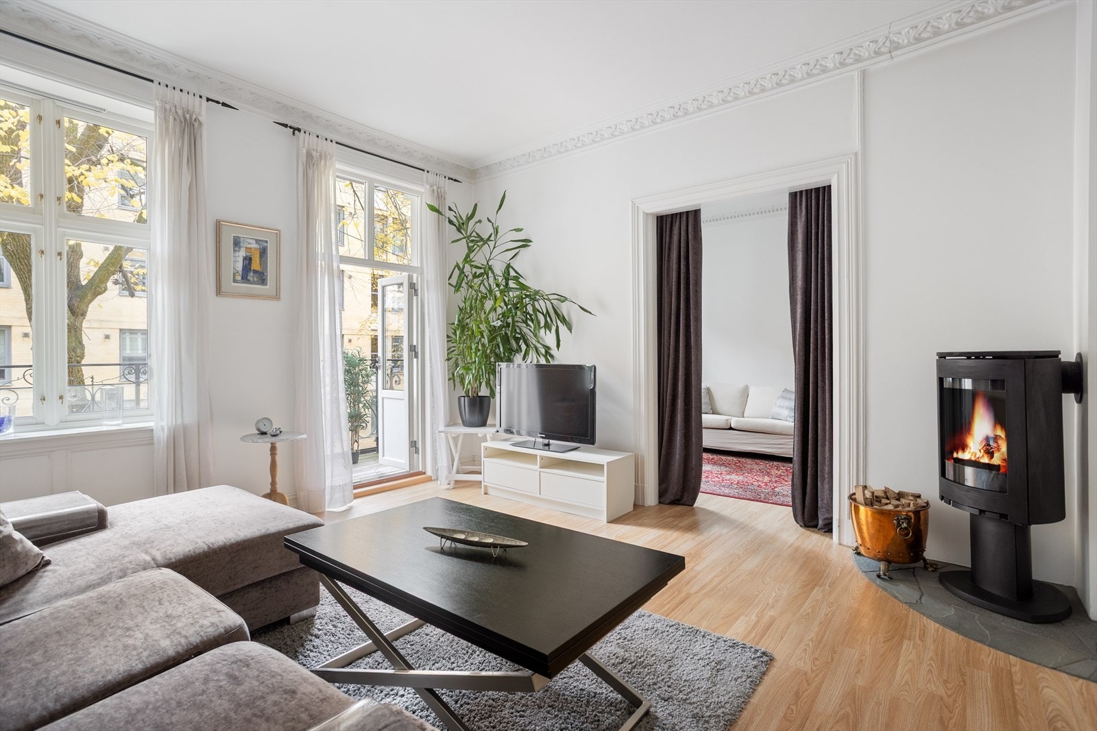 Fra stuen er det inngang til soverom/stue/kontor Galleribilde