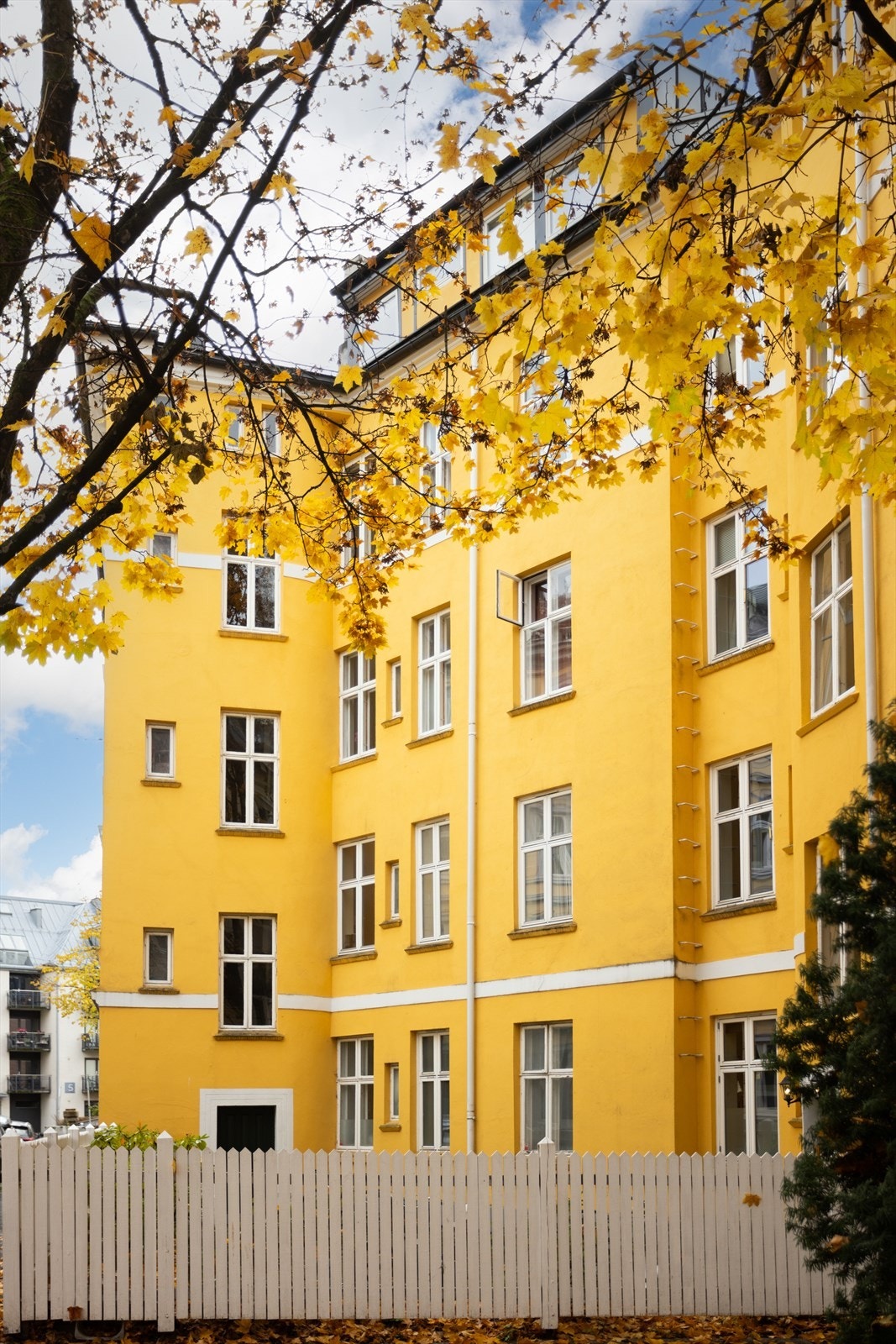 Bygården, inngang til nr 3 er fra Reichweins gate og inngang til nr 5 fra Lassons gate Galleribilde