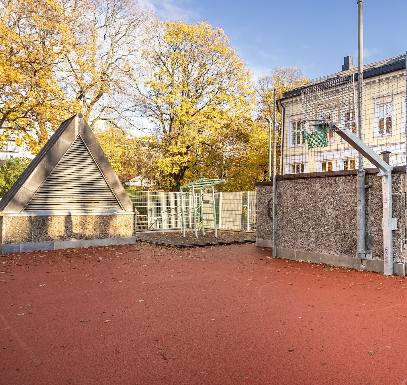 Bervens Løkke, trafotaket med basketballbane og treningsmulighetr rett ved leiligheten Galleribilde