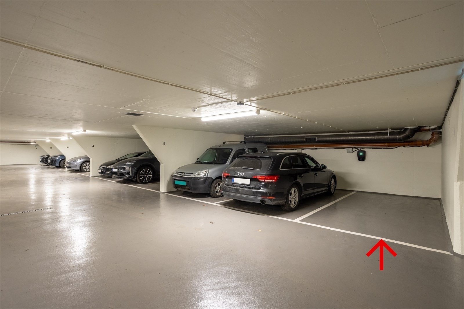 Garasjeplass på ca. 11,6 kvm kan kjøpes av selger (dette blir et separat/privat salg) Galleribilde