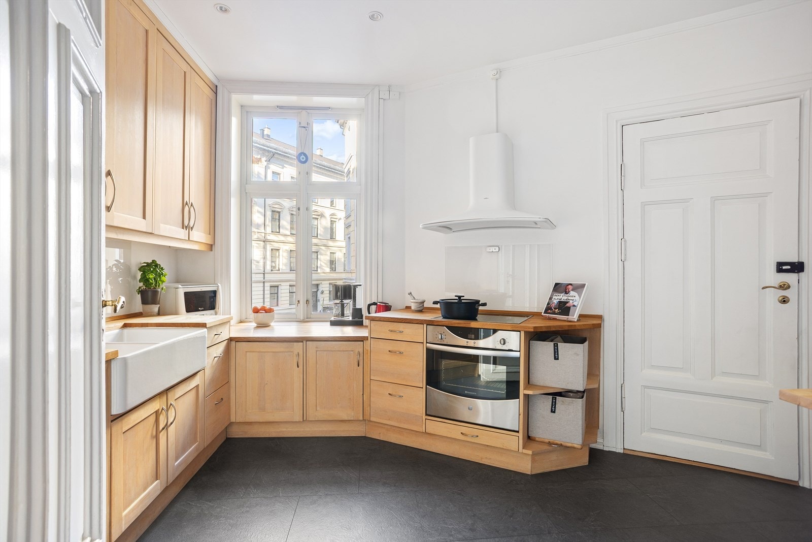 Baktrapp ut fra kjøkken. Bod i trappeløp med god takhøyde og bod i kjeller på 8 kvm. Galleribilde